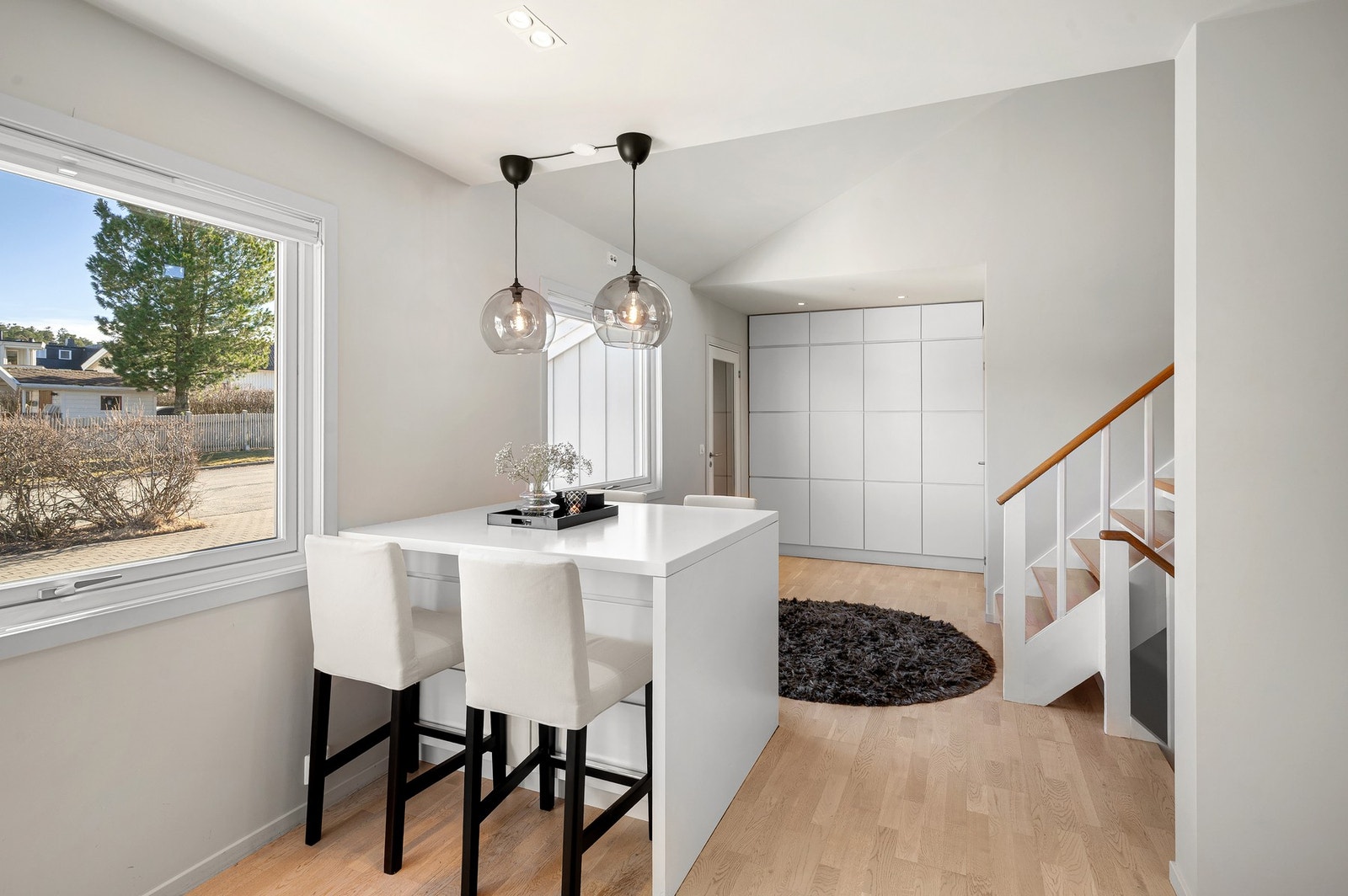 Store vindusflater som gir rikelig med naturlig lysinnslipp og bidrar til en lun og god atmosfære. Galleribilde