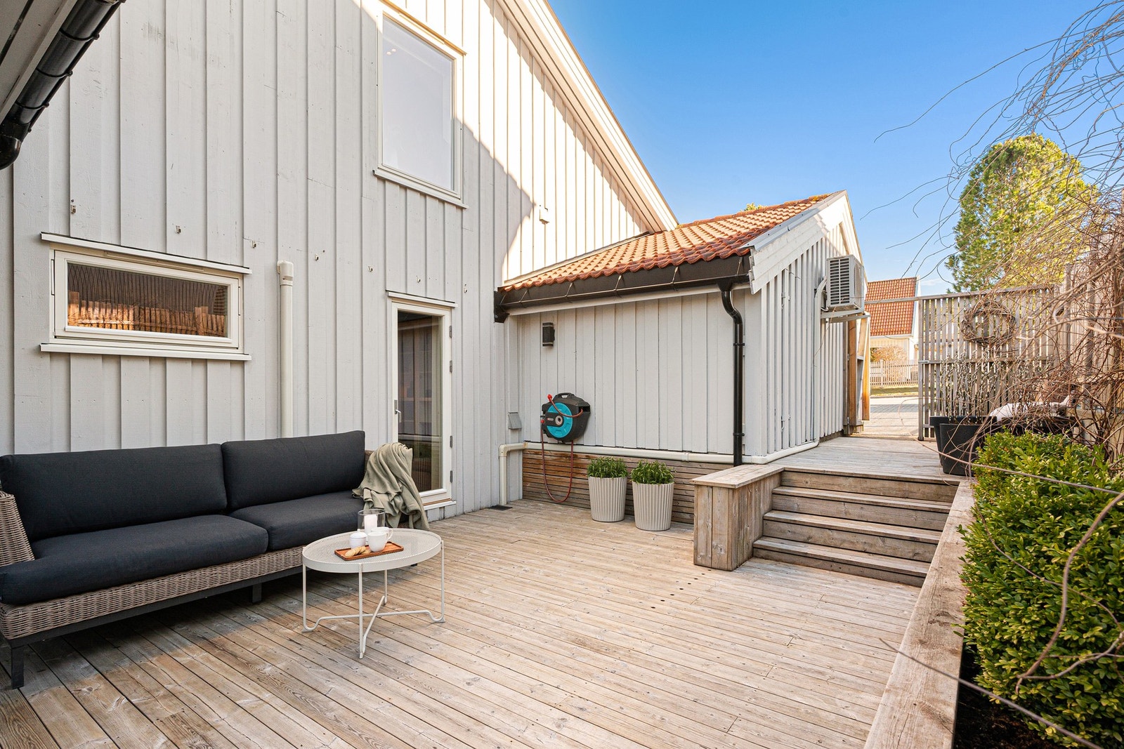 Skjermet og hyggelig terrasse med god plass til utemøbler og fine sosialesoner. Galleribilde