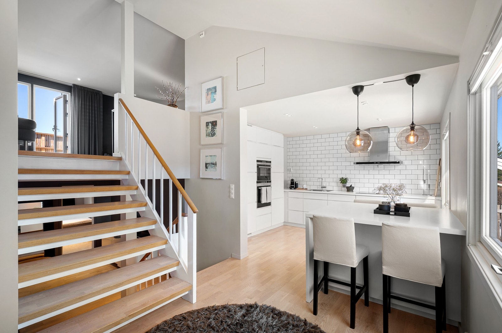 Videre kommer man til et mellomplan med kjøkken, toalettrom og entré. Galleribilde