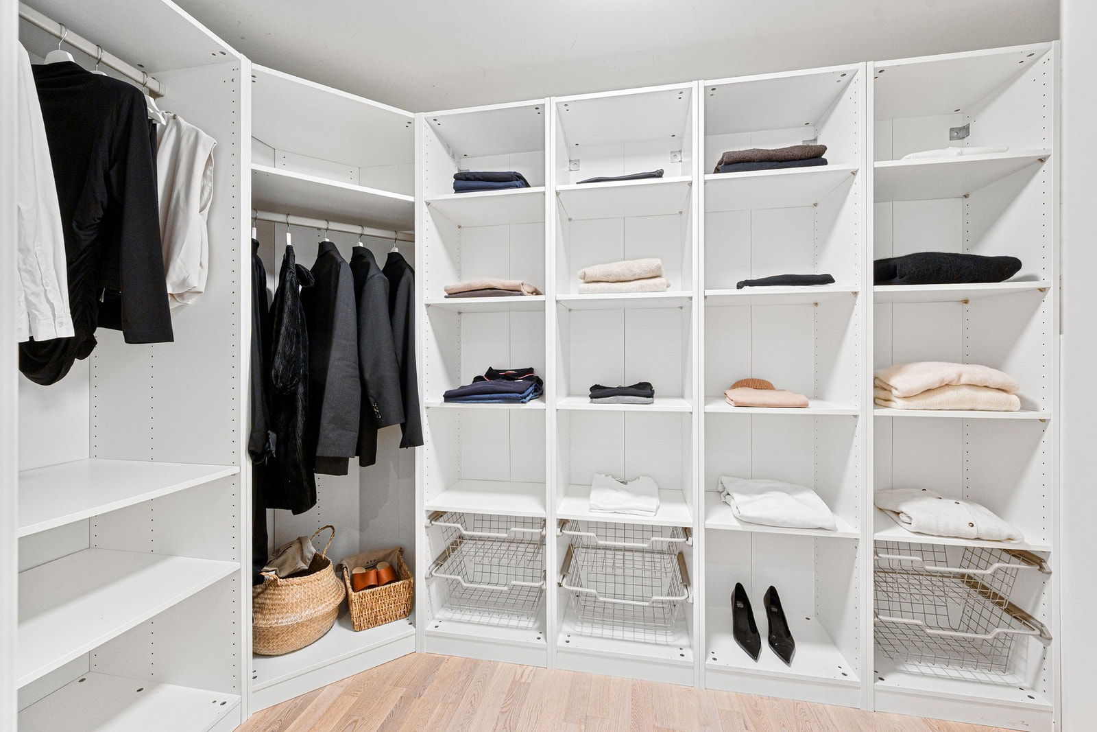 Her får man et stort og praktisk garderoberom på 6,5m². Galleribilde