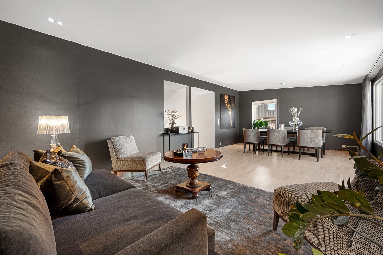 Boligen ligger svært fint til i et ettertraktet og familievennlig boomårde på Charlottenlund. Galleribilde