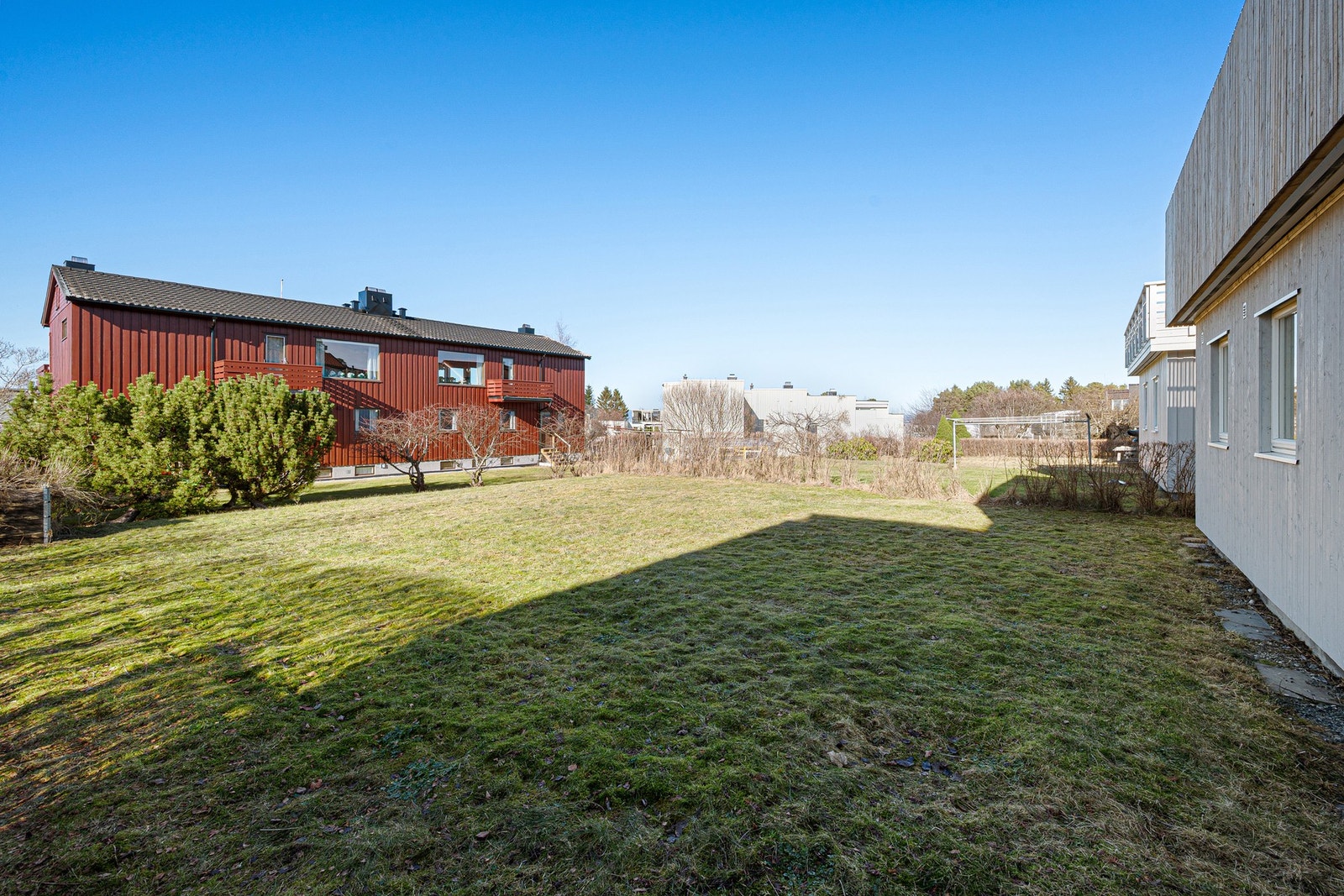 Stor og romslig hage med rikelig potensial for å skape uteområder etter egne ønsker og behov. Galleribilde