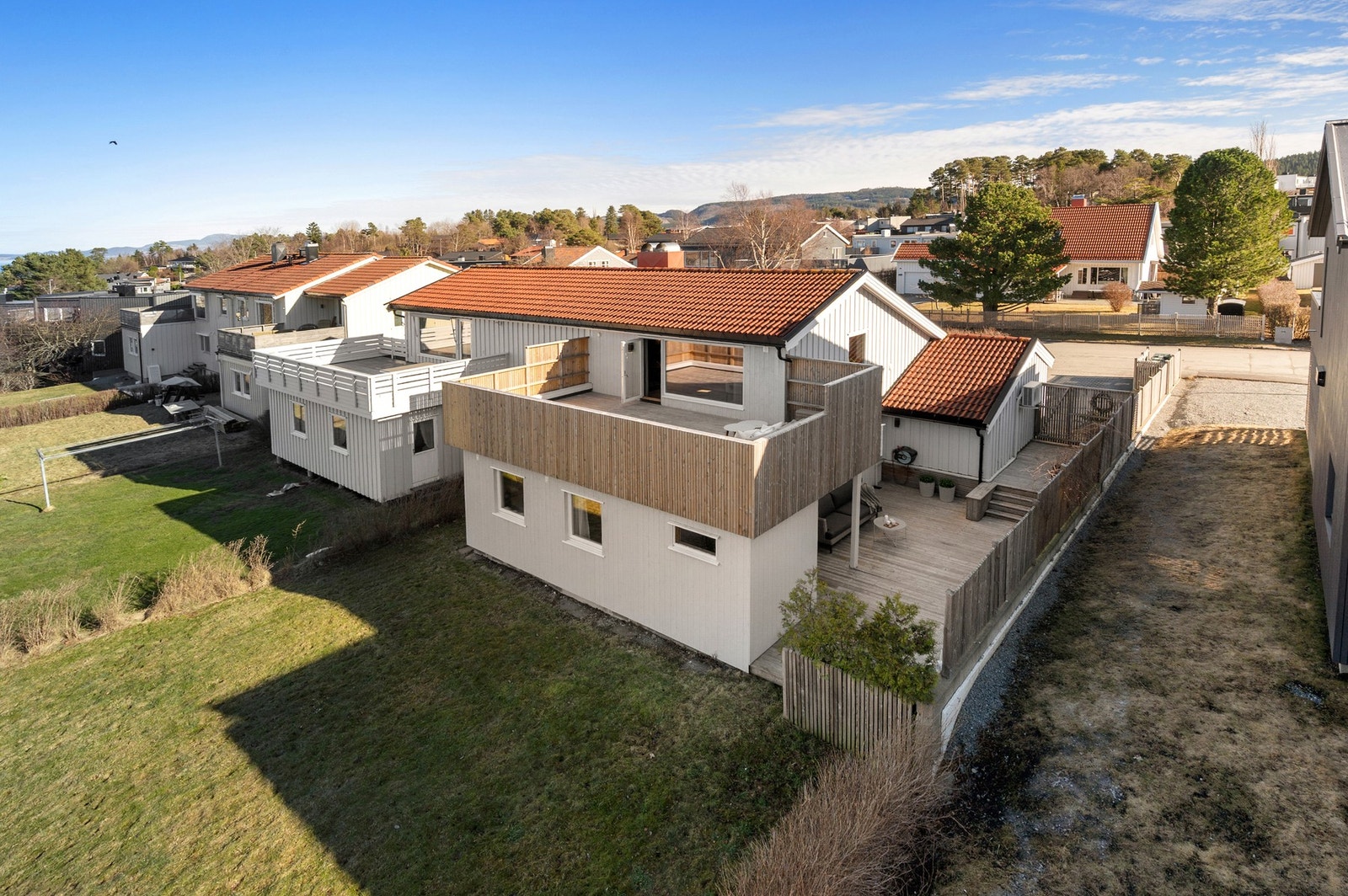 EiendomsMegler1 v/Kristian Sundland har gleden av å presentere Røsslyngvegen 14! Fotograf: krokstad & Nervik v/ Jens Martin Nervik. Galleribilde