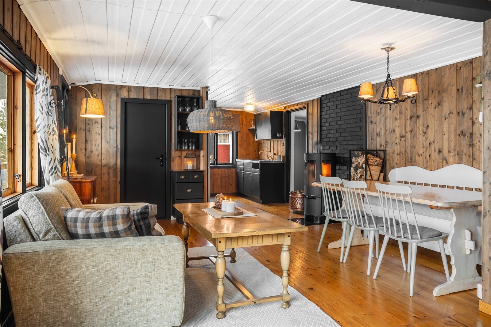 Koselig kjøkken og stue i åpen løsning Galleribilde