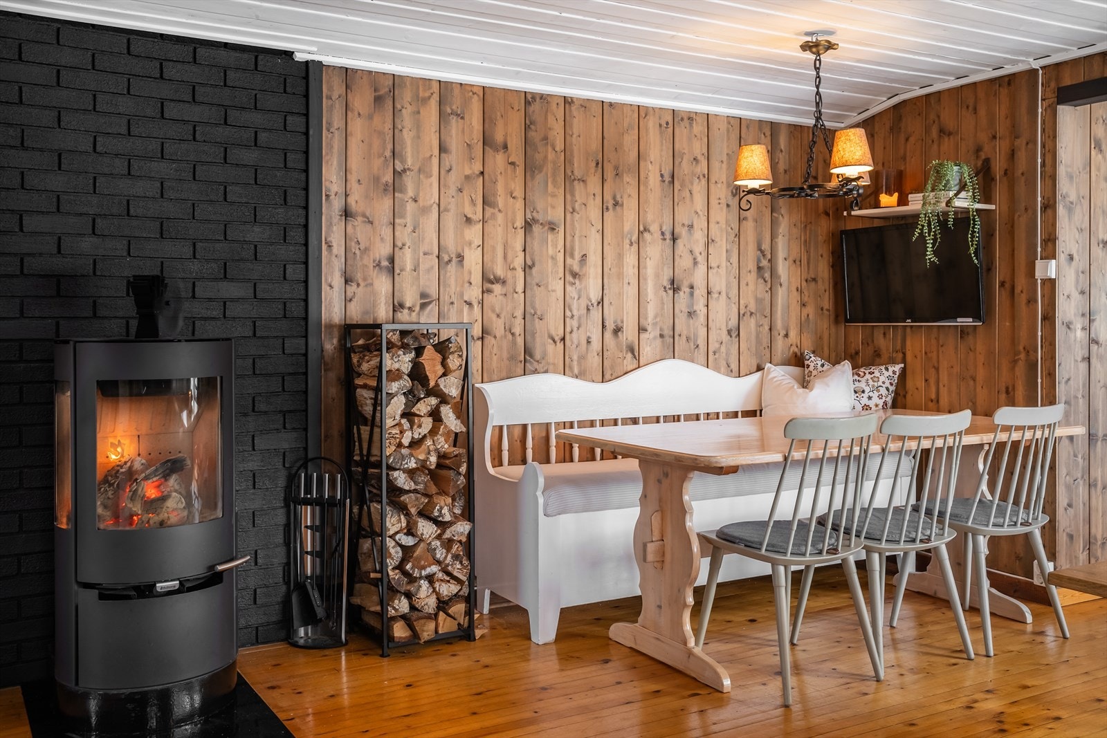 Nåværende eiere har malt mange av veggene i hytta Galleribilde