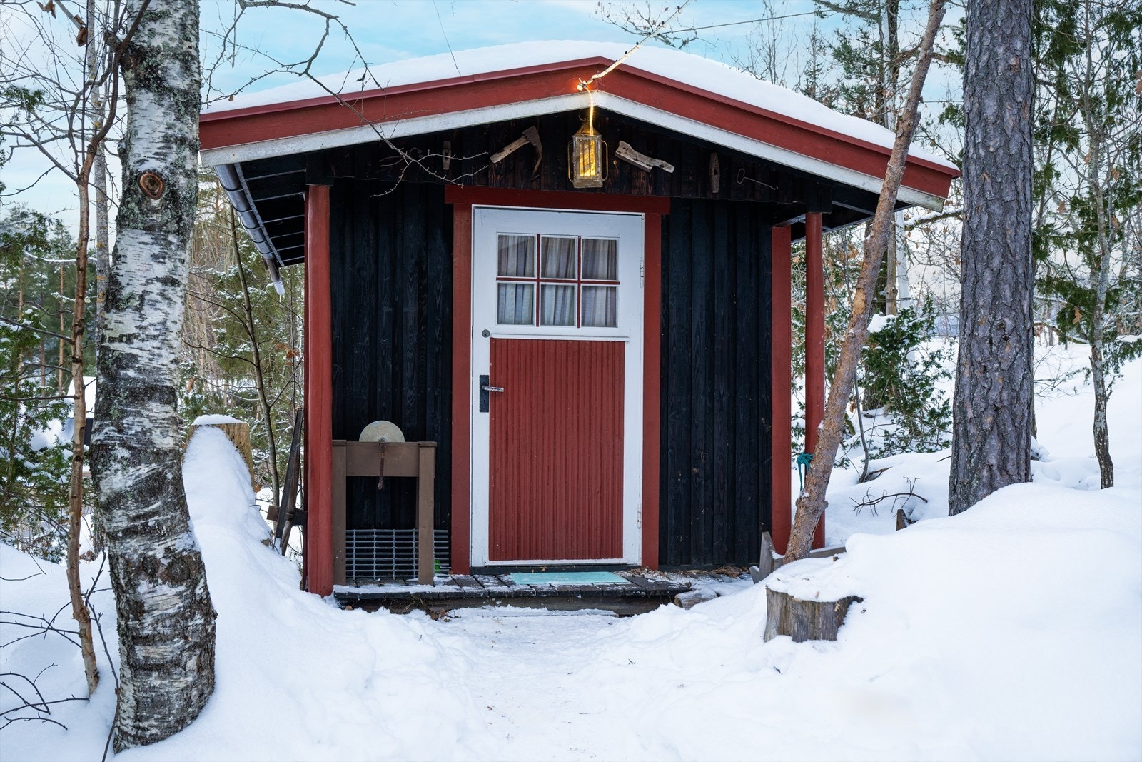 Utebod med utedo Galleribilde