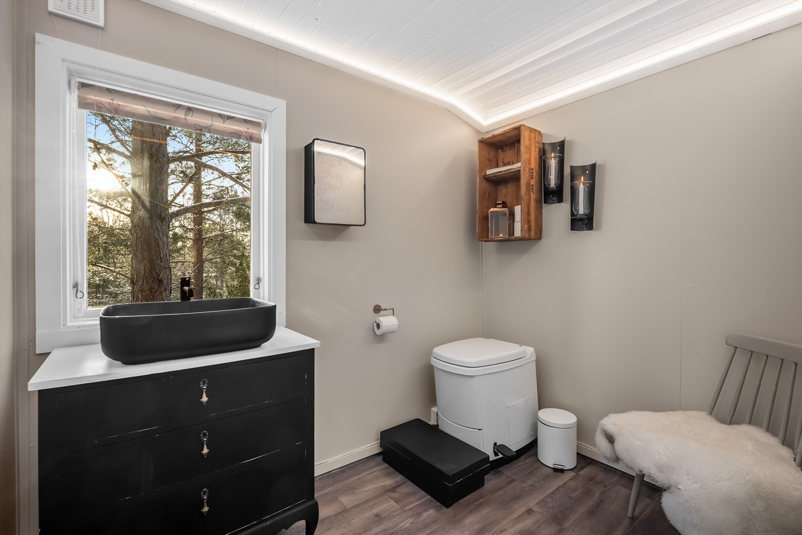 Stellerom med vask (uten vann) og forbrenningstoalett som går på strøm Galleribilde