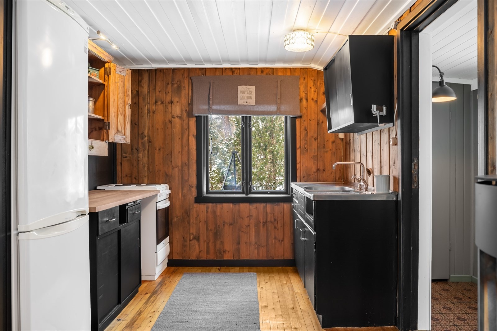 Koselig kjøkken med malt innredning Galleribilde