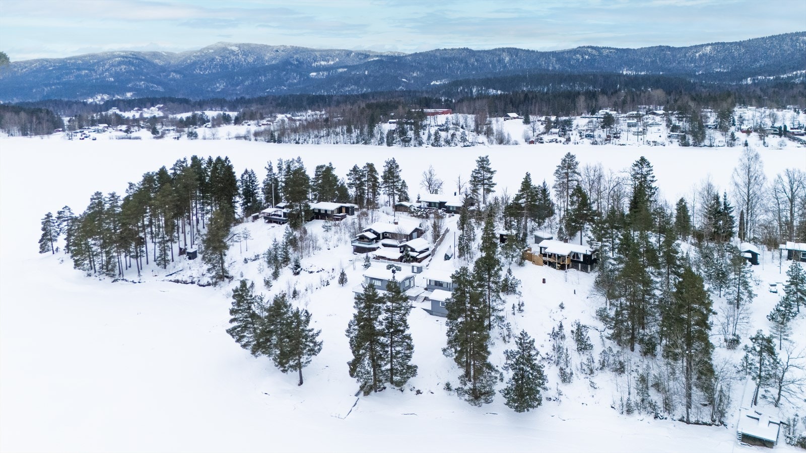 Eiendommen har en flott beliggenhet ved Bergsvannet og ligger i et etablert område for fritidsboliger. Galleribilde
