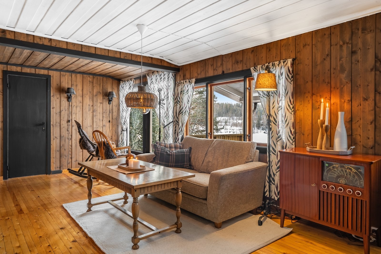 Koselig stue med mye innlys Galleribilde