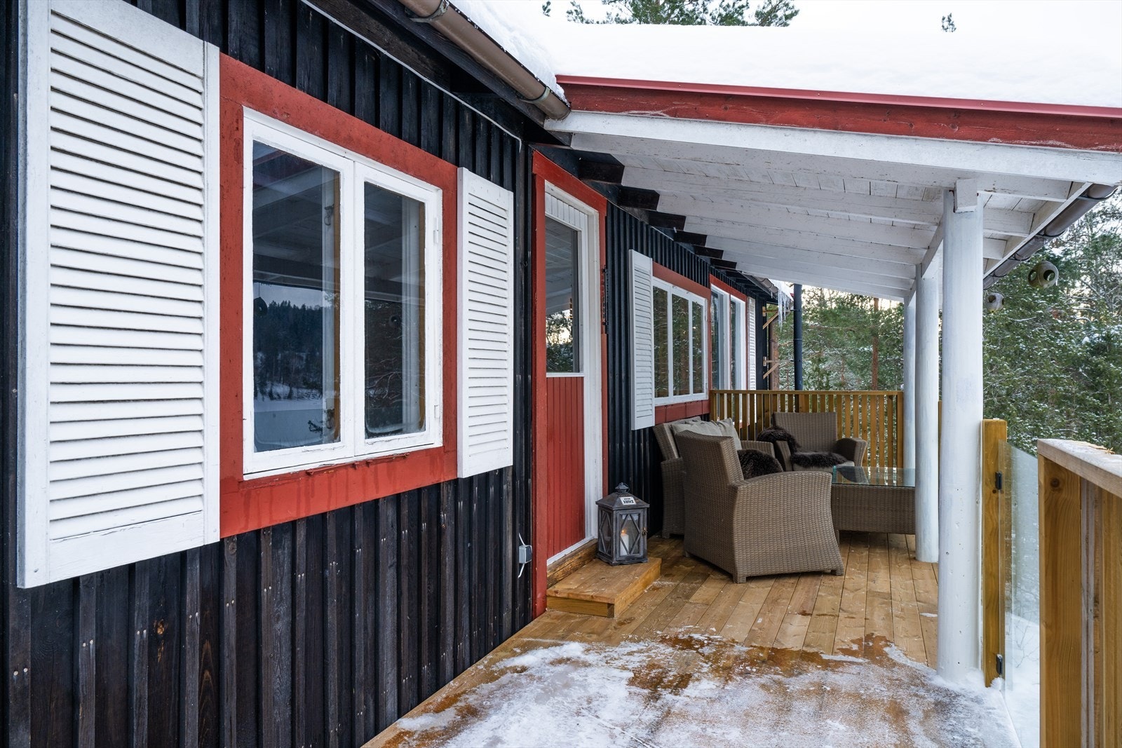 Usjenert terrasse med overbygg Galleribilde