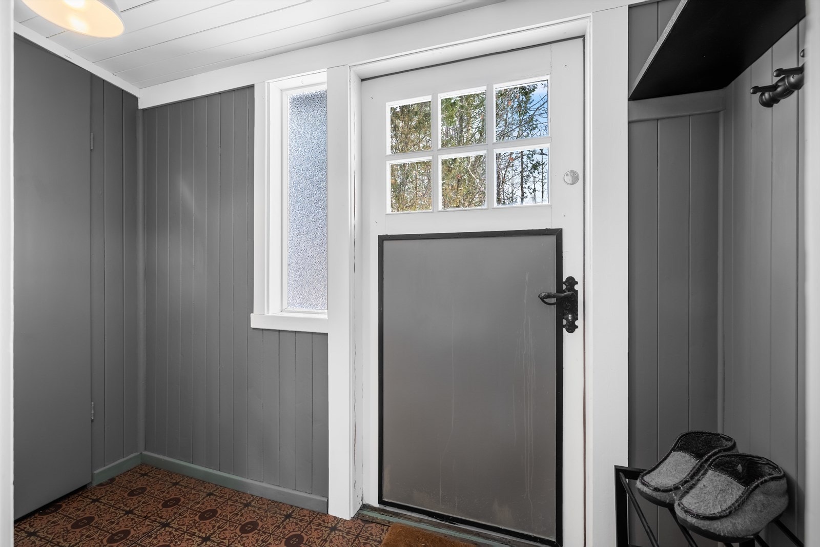 Gang med plass til å henge fra seg yttertøy Galleribilde