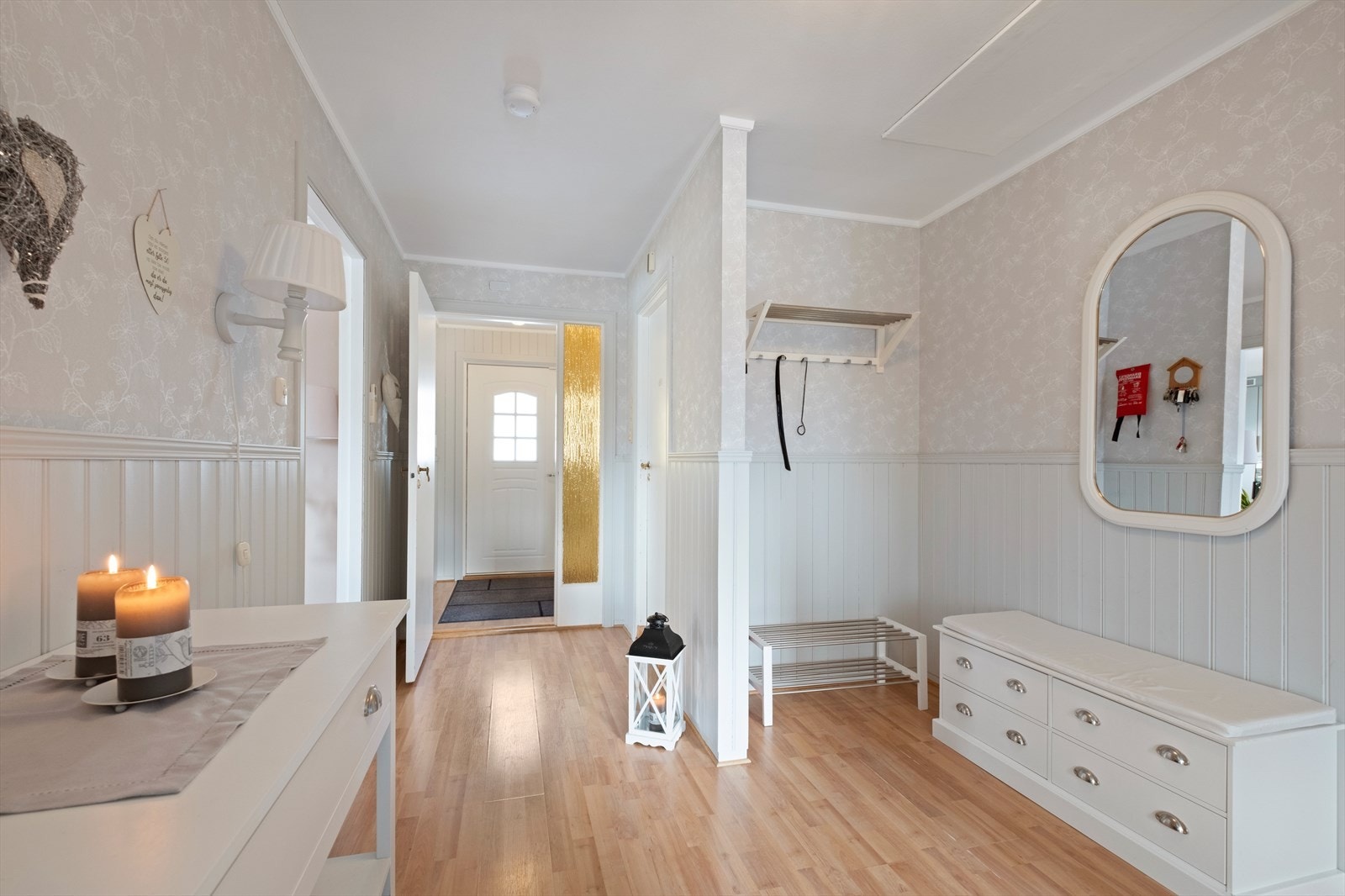 Entrè og gang - trapp til kjeller Galleribilde