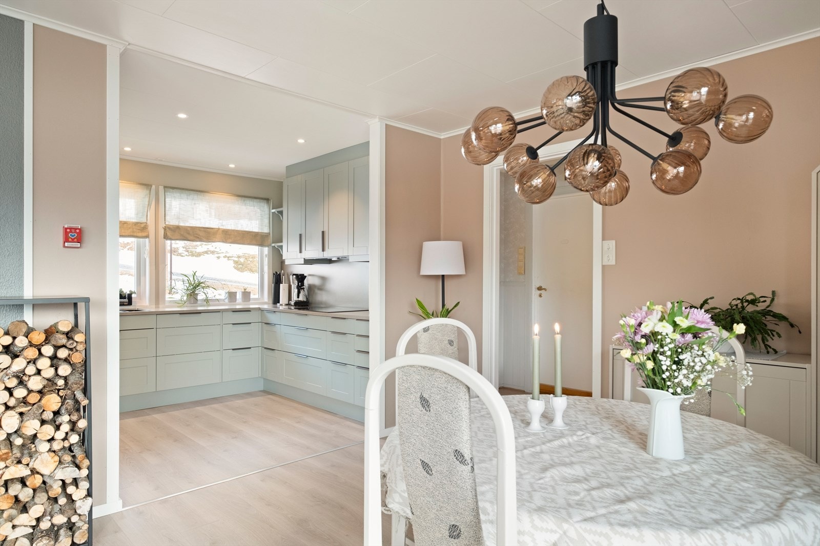 Spisestue ved kjøkkenet Galleribilde