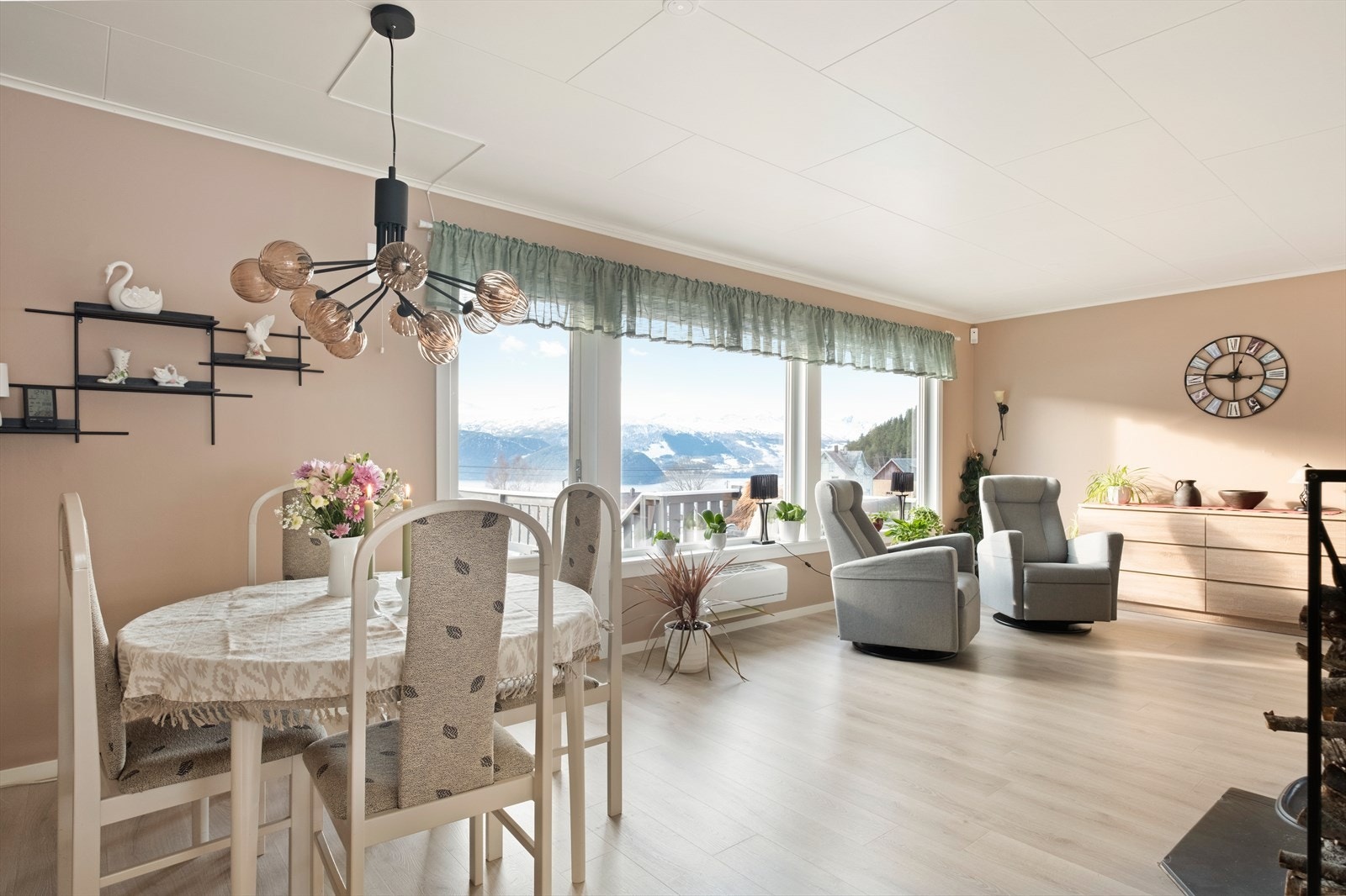 Spisestue og stue med utgang til sydvendt veranda Galleribilde