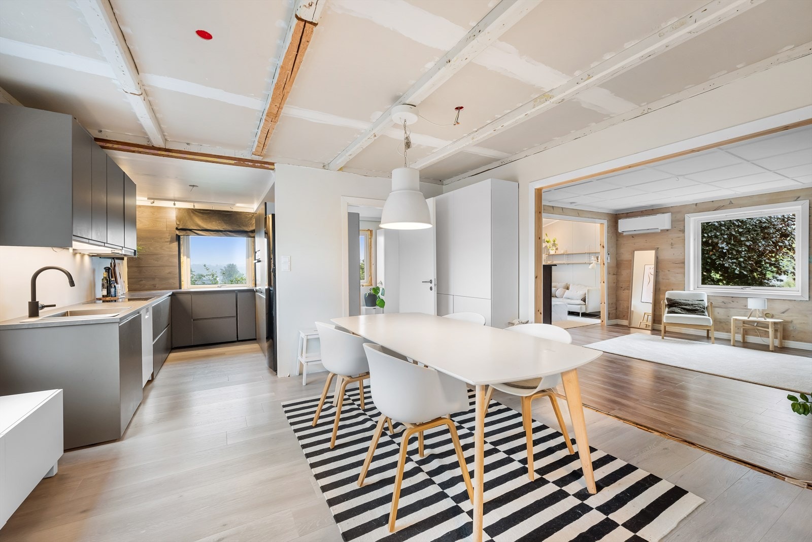 Åpen og god planløsning mellom kjøkken, spisesplass og stue. Galleribilde