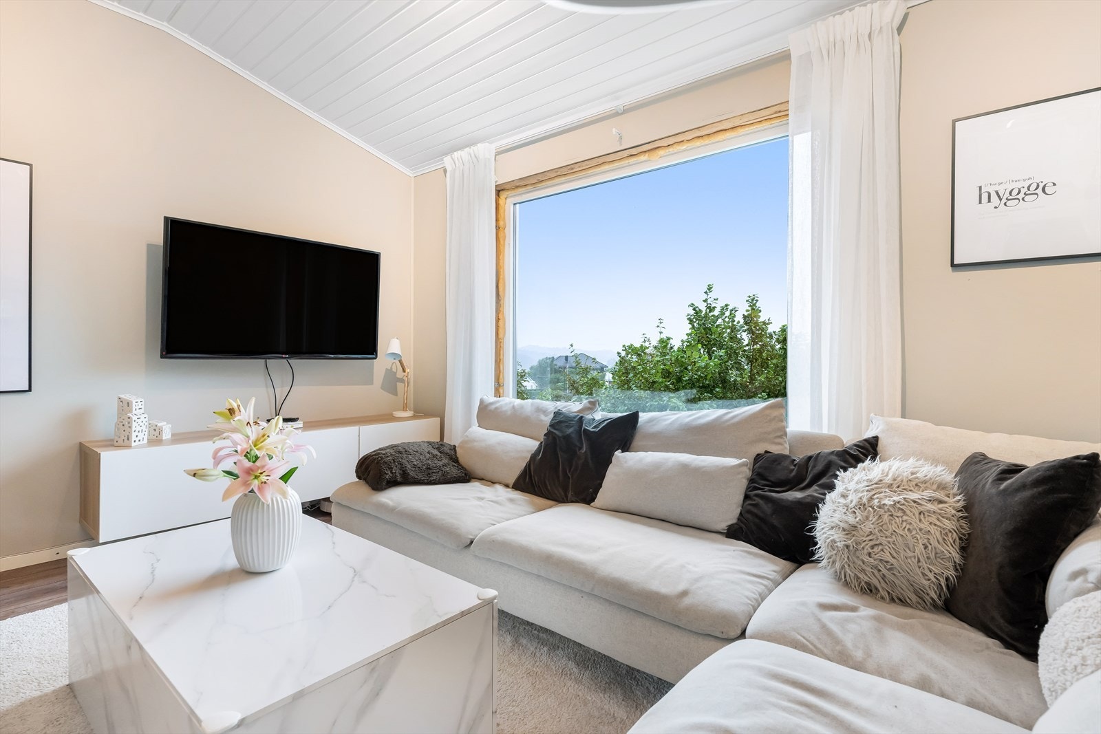 Høyt under taket og godt med lysinnslipp fra stort vindu. Galleribilde