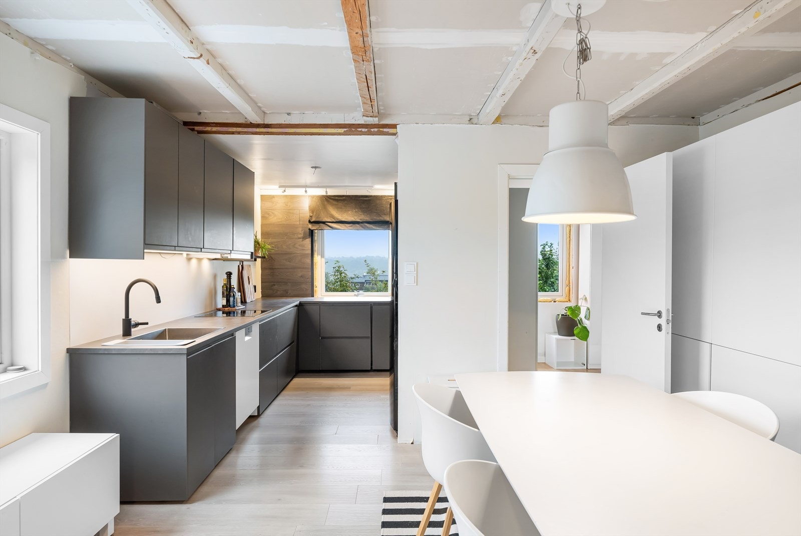 Inngang fra kjøkkenet til soverom som i dag blir brukt som garderobe. Galleribilde