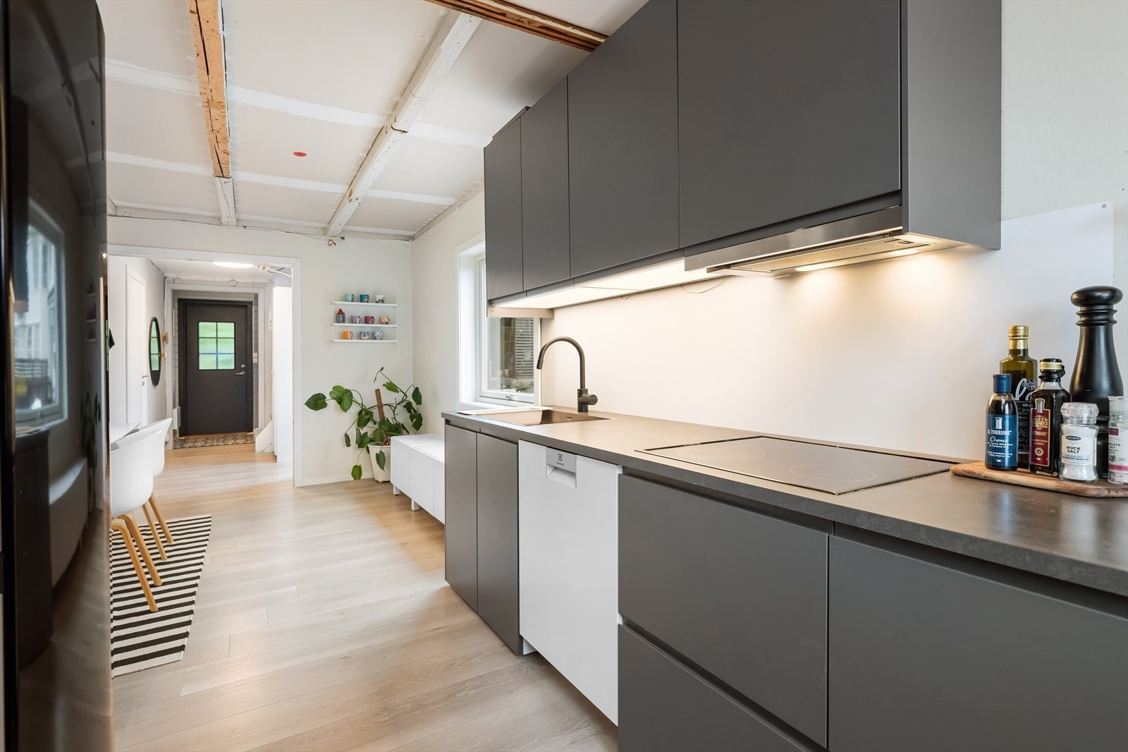 Kjøkken i tilknytning til gang og spiseplass - praktisk og sosial løsning Galleribilde