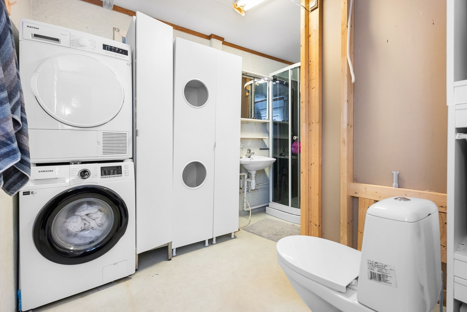 Romslig bad med belegg på gulv og våtromsplater på vegg. Galleribilde