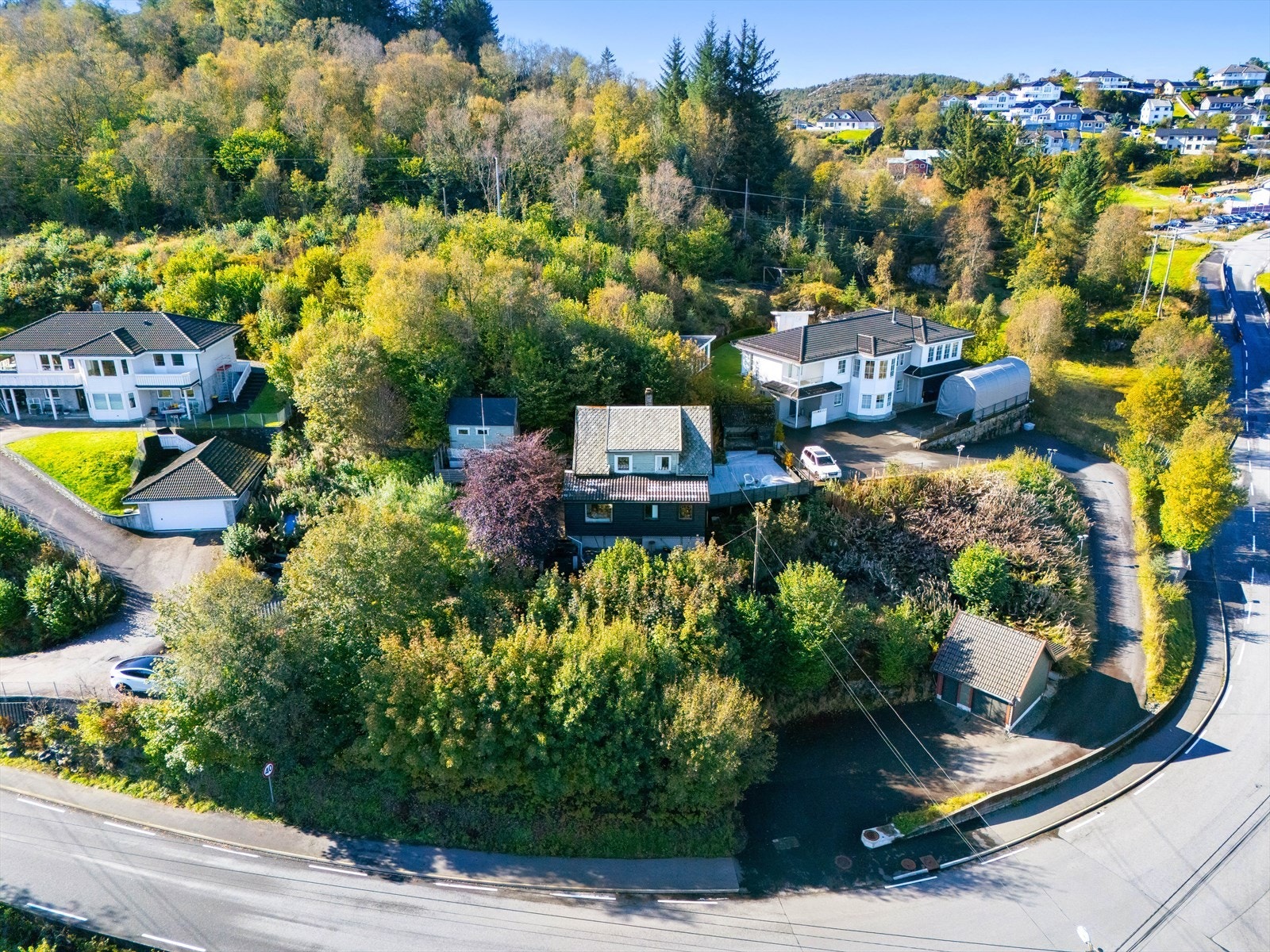 Medfølgende stor tomt. Nærhet til sjø, turområder, Kobbeltveit Golf & Naturpark og Thon Senter Sartor. Galleribilde