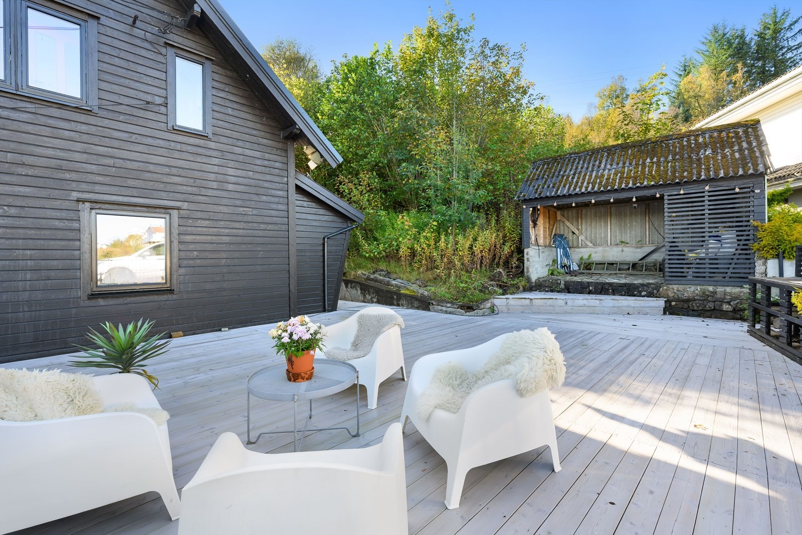 I tilknytning til terrassen er det et praktisk uthus som egner seg godt til oppbevaring av utemøbler og annet utstyr. Galleribilde