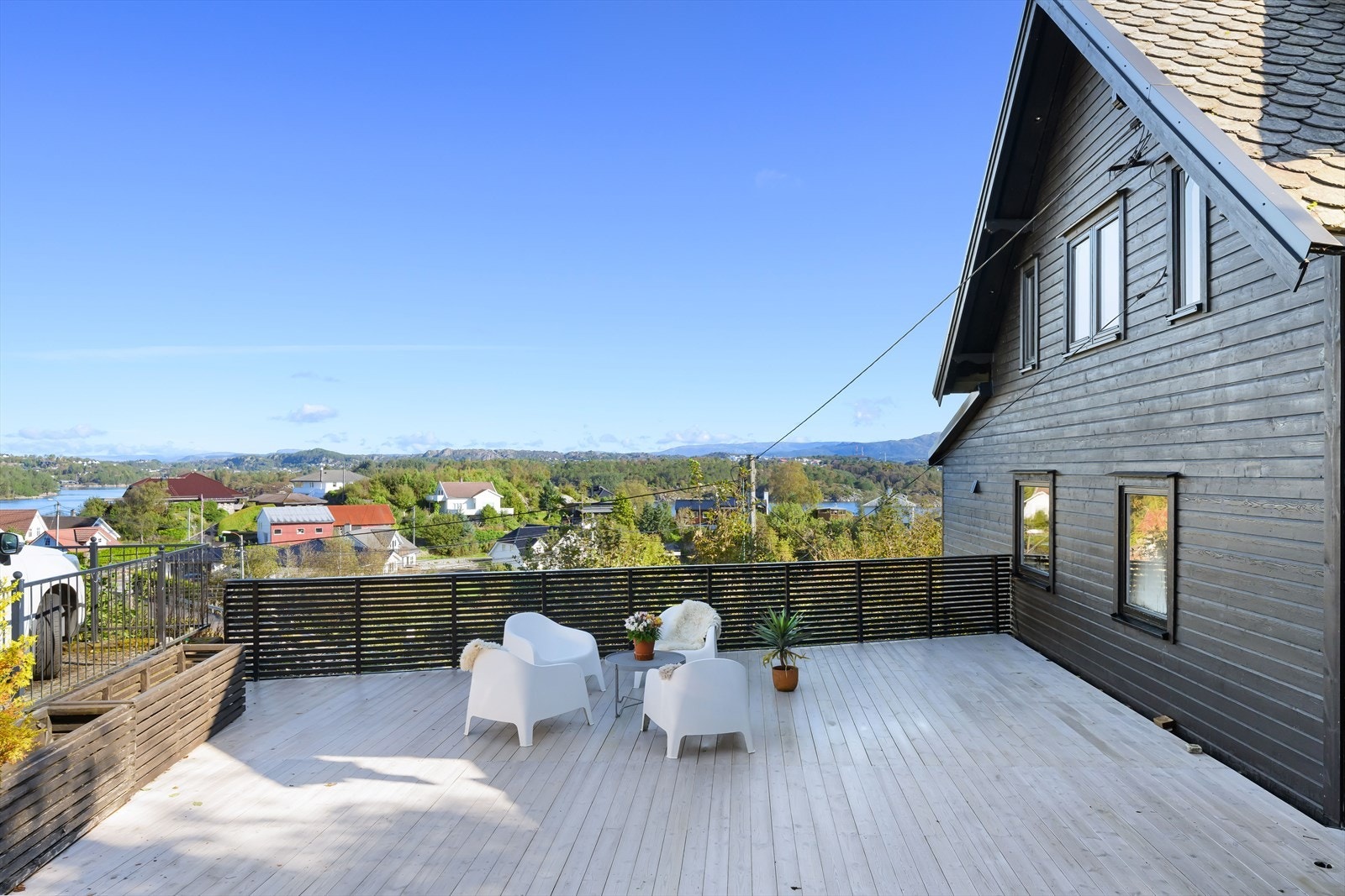 Stor terrasse med god plass til møblering. Selger opplyser om gode solforhold midtsommers. Galleribilde
