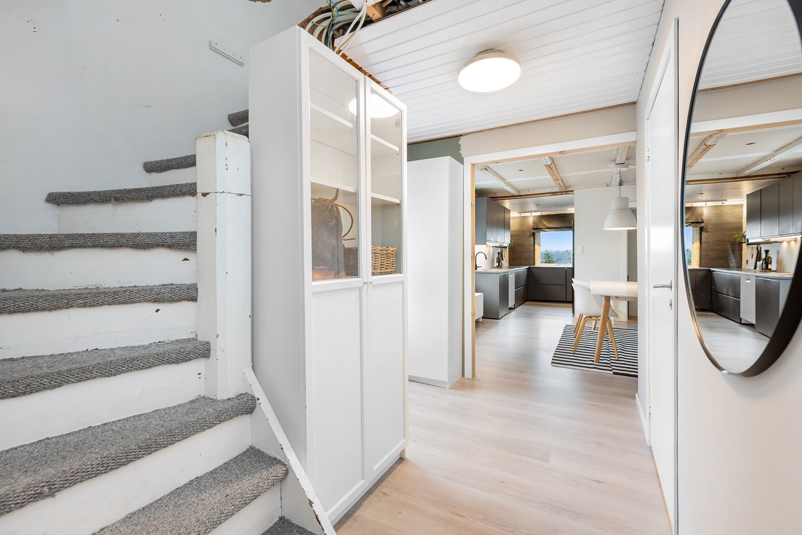 Inngangsparti med god oppbevaringsplass og trapp opp til loft. Galleribilde