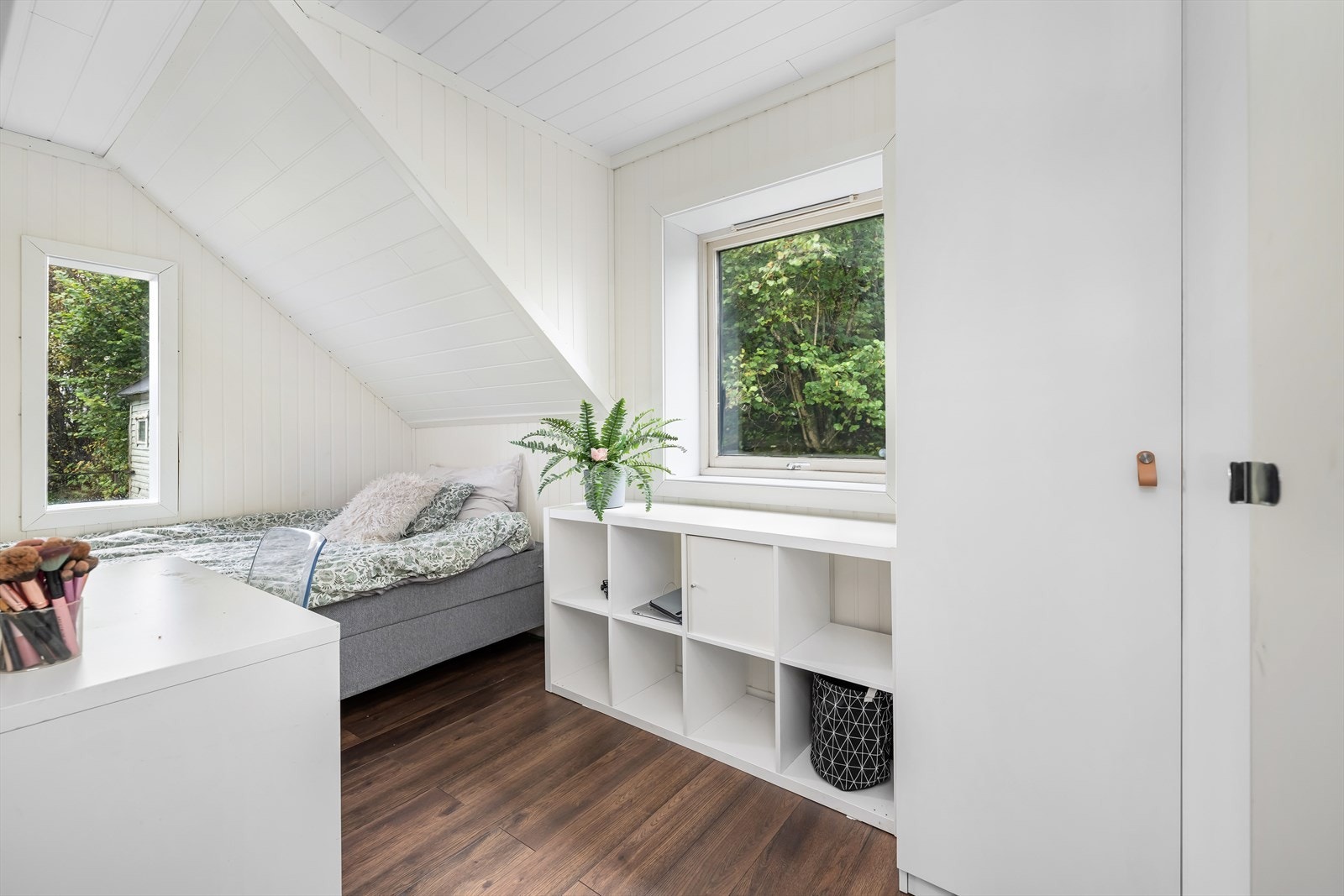 Loftsetasjen inneholder totalt fire soverom, alle av god størrelse. Galleribilde