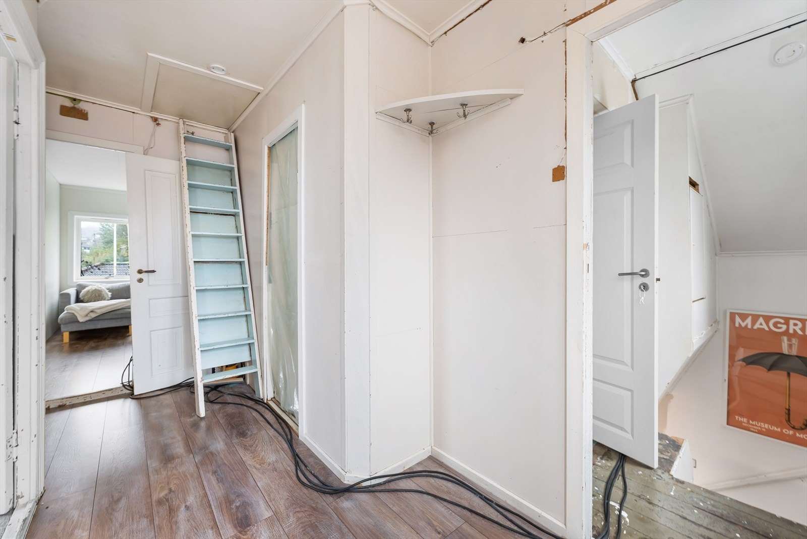 Gang med adkomst til loftstue og alle soverom Galleribilde