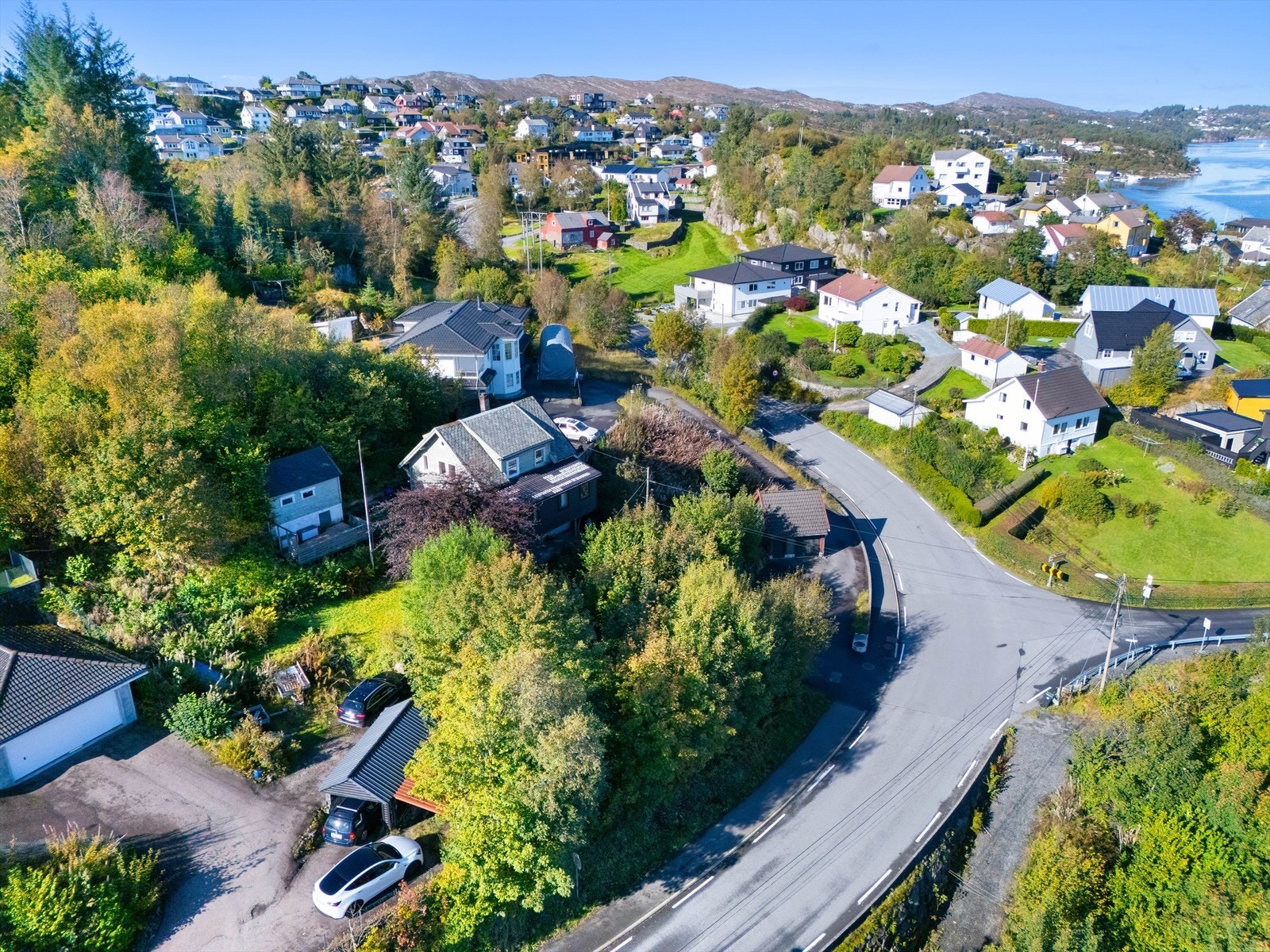 Nåværende eier har leieavtale med nabo for areal til parkering og garasje. Det foreligger også tinglyst veirett i vei opp fra hovedvei. Galleribilde