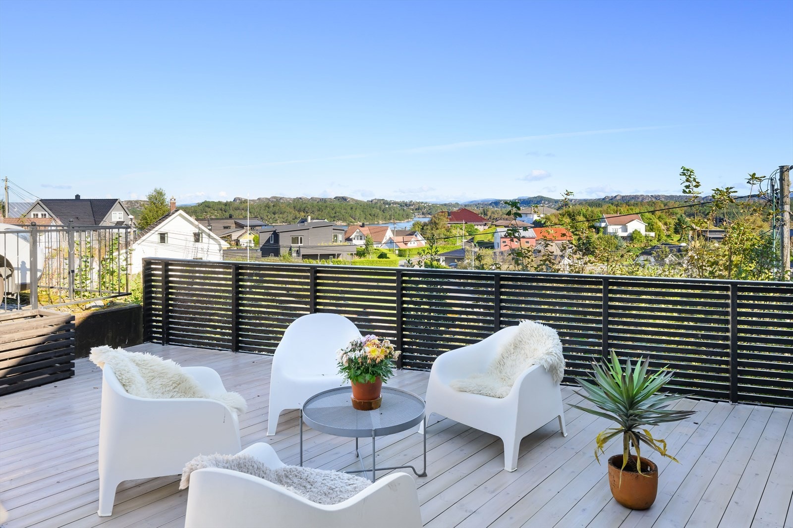 Her kan du nyte sene sommerkvelder med flott utsikt over nærområdet Galleribilde