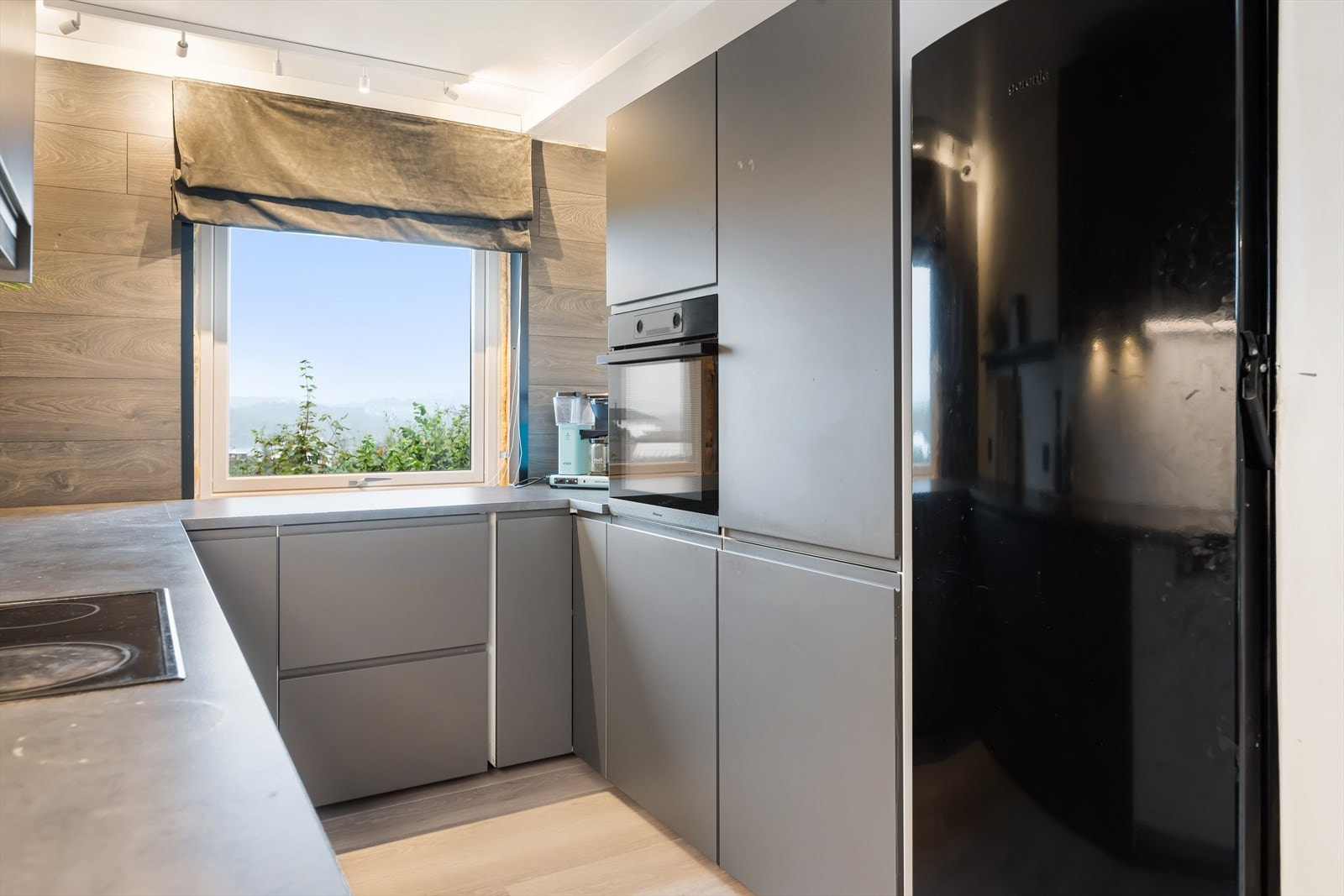 Ikea kjøkken fra 2020, og har godt med oppbevaringsplass i skuffer og skap. Galleribilde