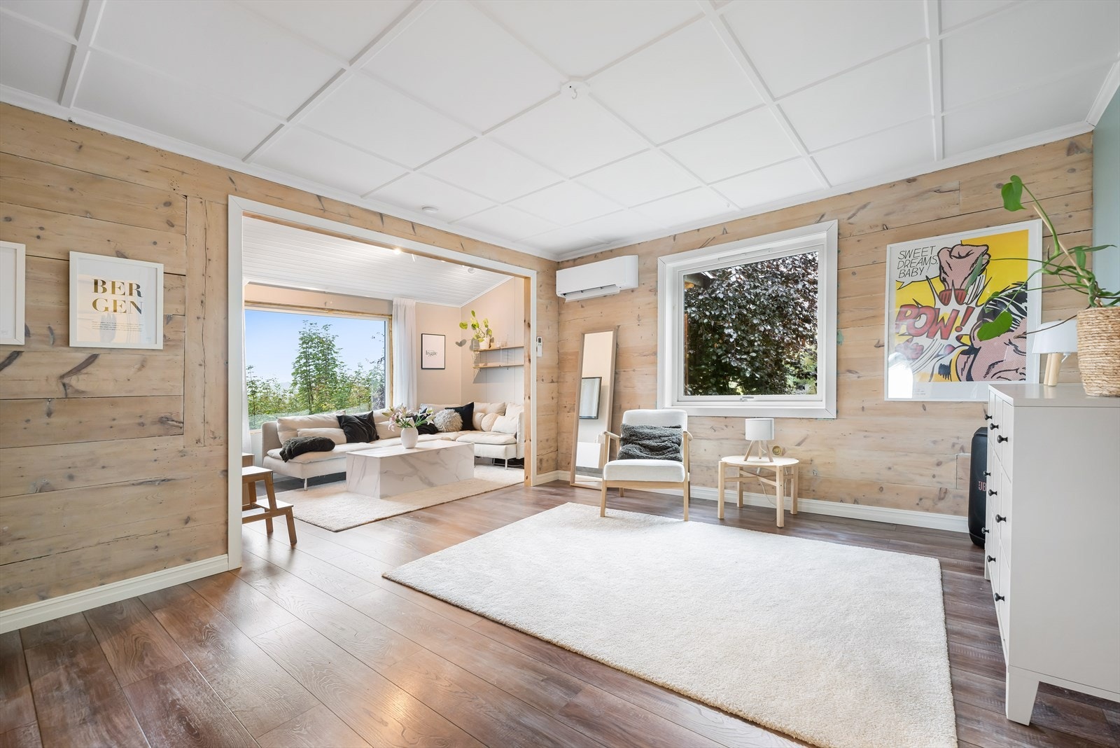 Romslig og lys stue med god plass til sofagruppe og gode møbleringsmuligheter Galleribilde