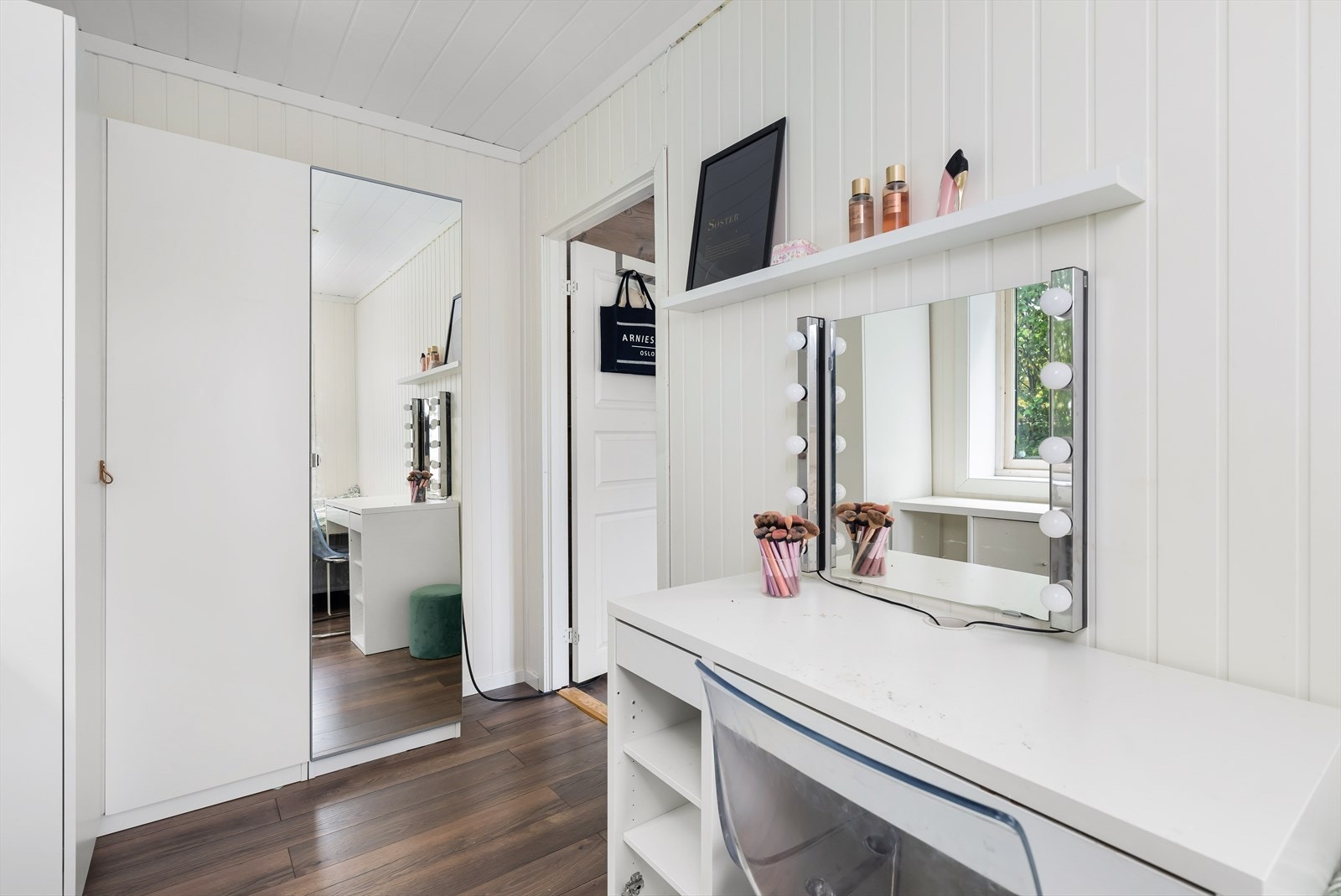 Soverom med god plass til seng, pult og oppbevaring. Galleribilde