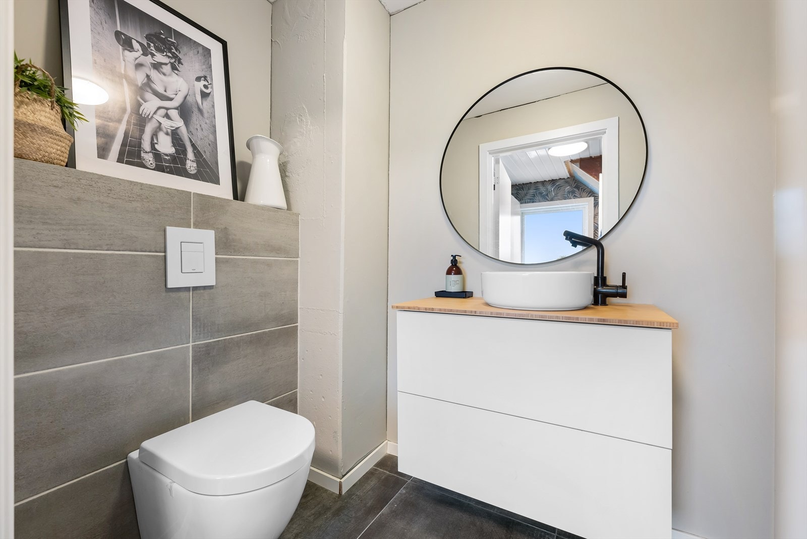 Toalettrom på 7,6 m² med fliser på gulv, malte plater på vegger og i himling i tidløse farger. Galleribilde