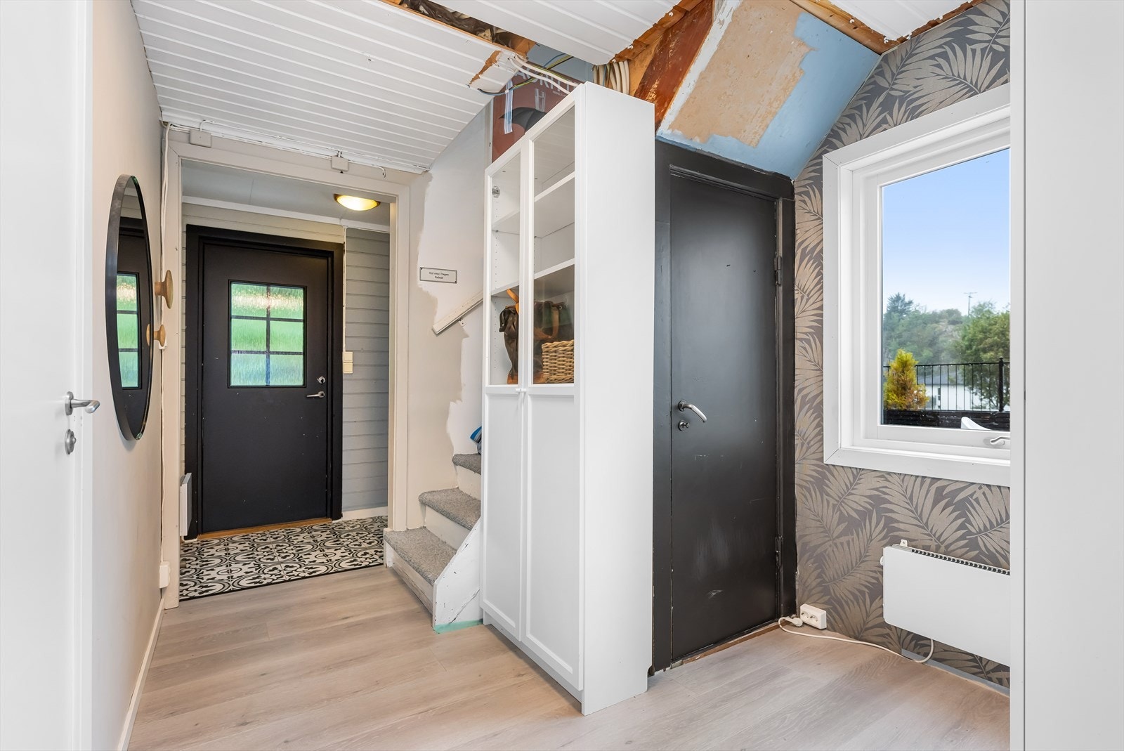 Praktisk bod under trappen som gir god utnyttelse av arealet. Galleribilde