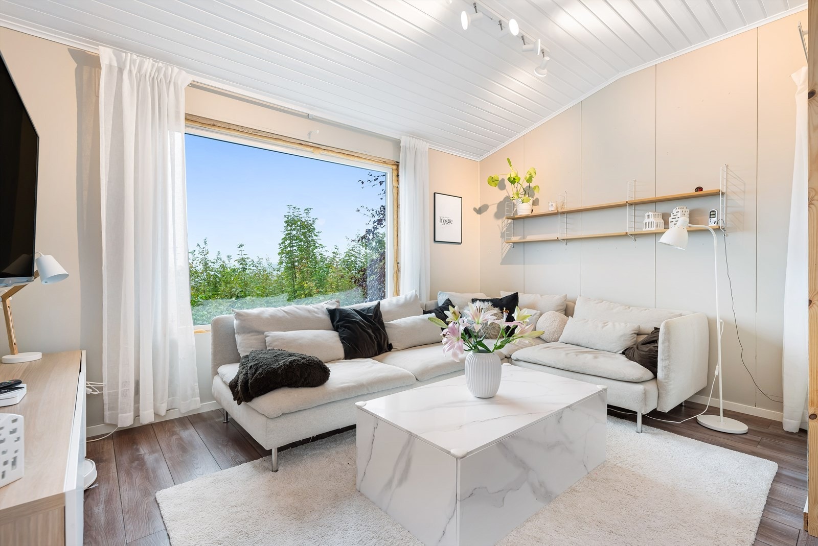 Fra stuen er det direkte utgang til liten balkong. Galleribilde