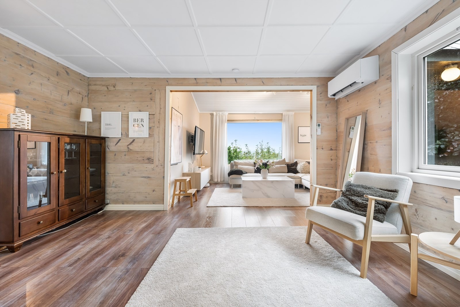 Lys og innbydende stue på 27,5 m² med varmepumpe fra 2022. Galleribilde