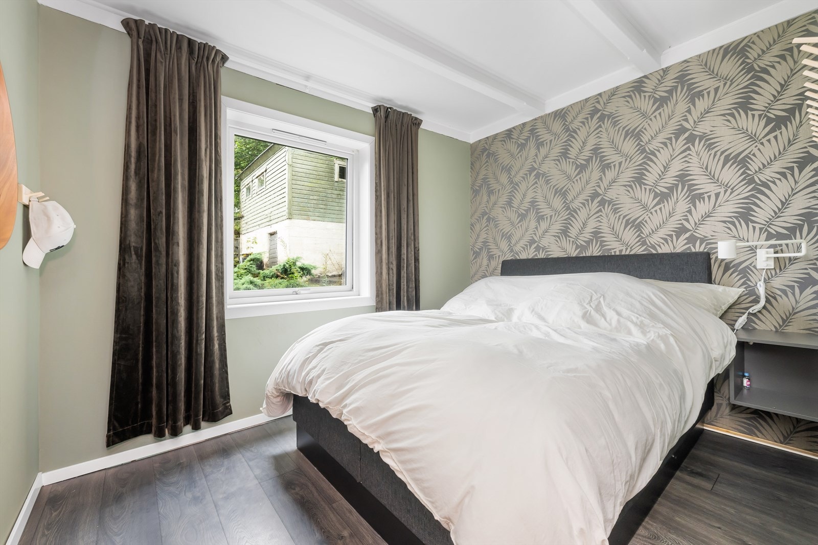 Soverom 1 er av god størrelse med plass til dobbeltseng og nattbord på hver side Galleribilde