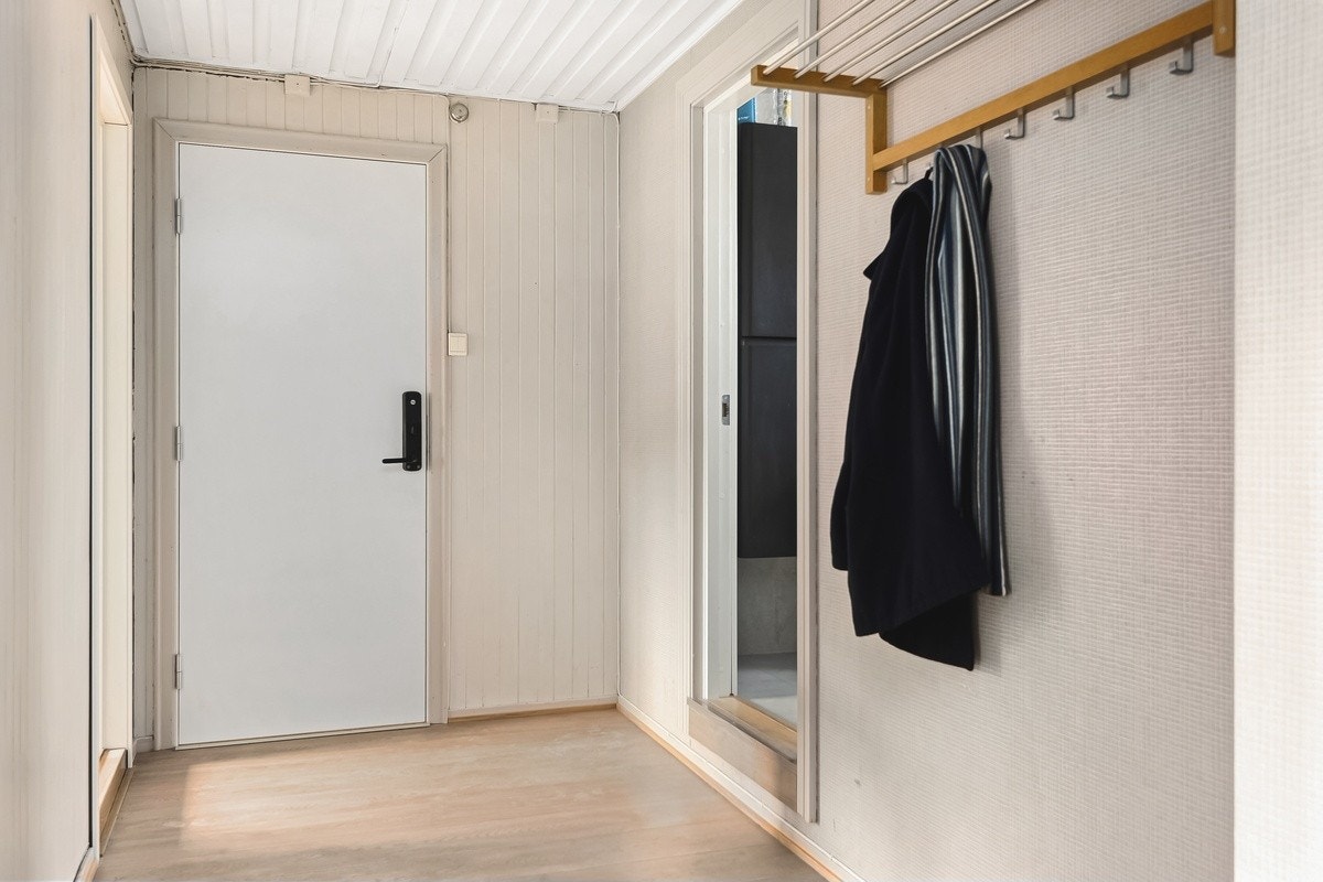 Velkommen inn! Romslig entré med god plass for å oppbevare ytterklær og sko. Kodelås på alle dører. Galleribilde