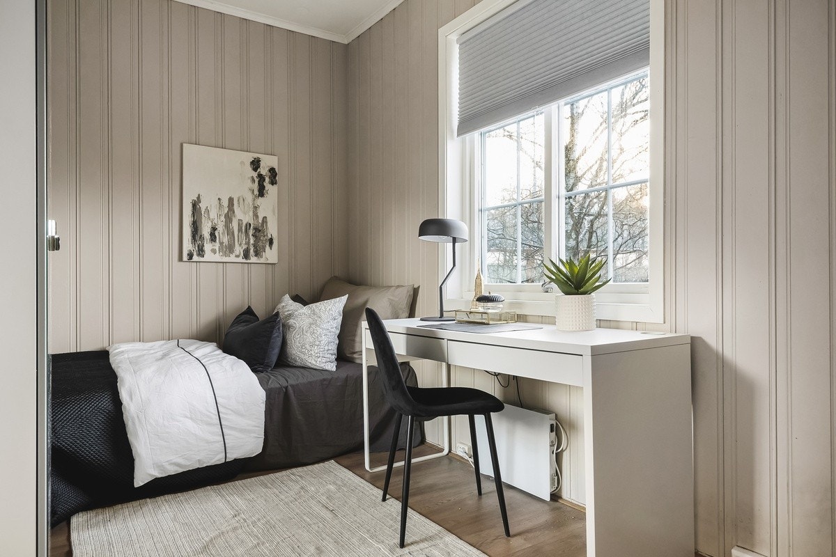 Dette er Jupiter. Soverommene er av god størrelse med plass til det man trenger. Nye garderobeskap med speilfronter, panelovn og solskjerming medfølger. Seng kan også medfølge. Galleribilde