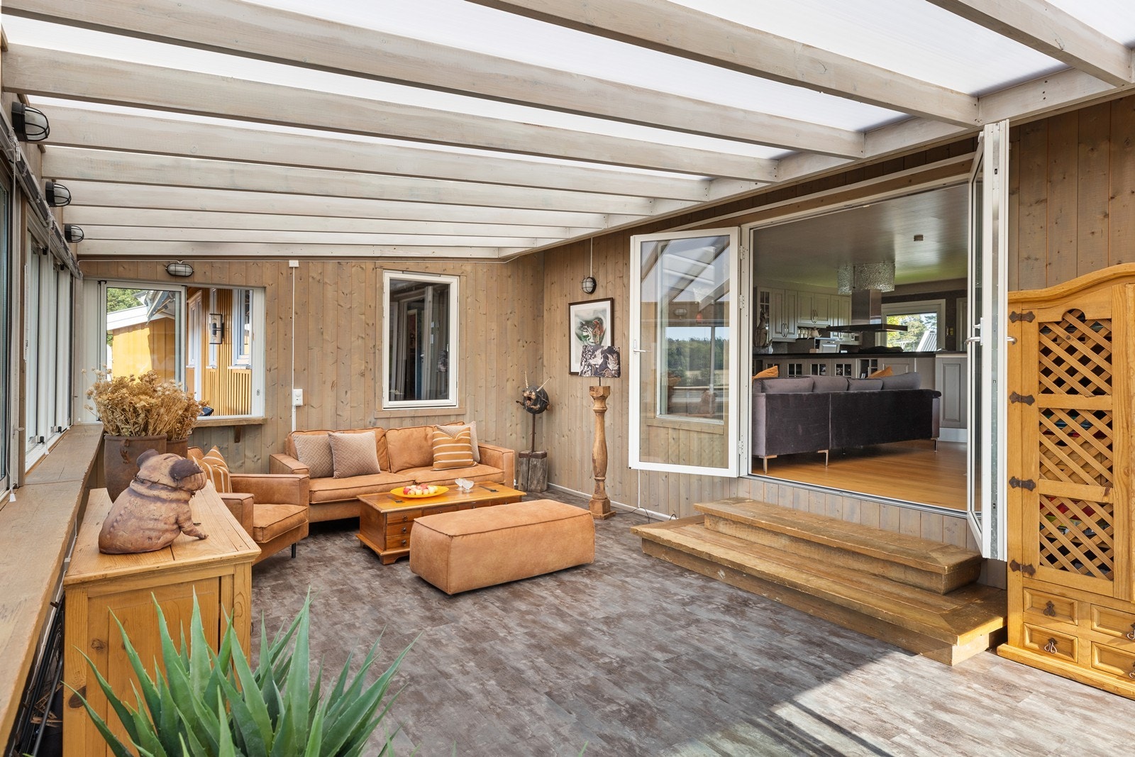 Dette er hagestuen utenfor stuen, en lun og deilig plass å kunne trekke seg tilbake, eller om stua og tv-stua er fulle så kan du ta med deg gjengen din ut her. Hele eiendommen er full av deilige steder å trekke seg tilbake Galleribilde
