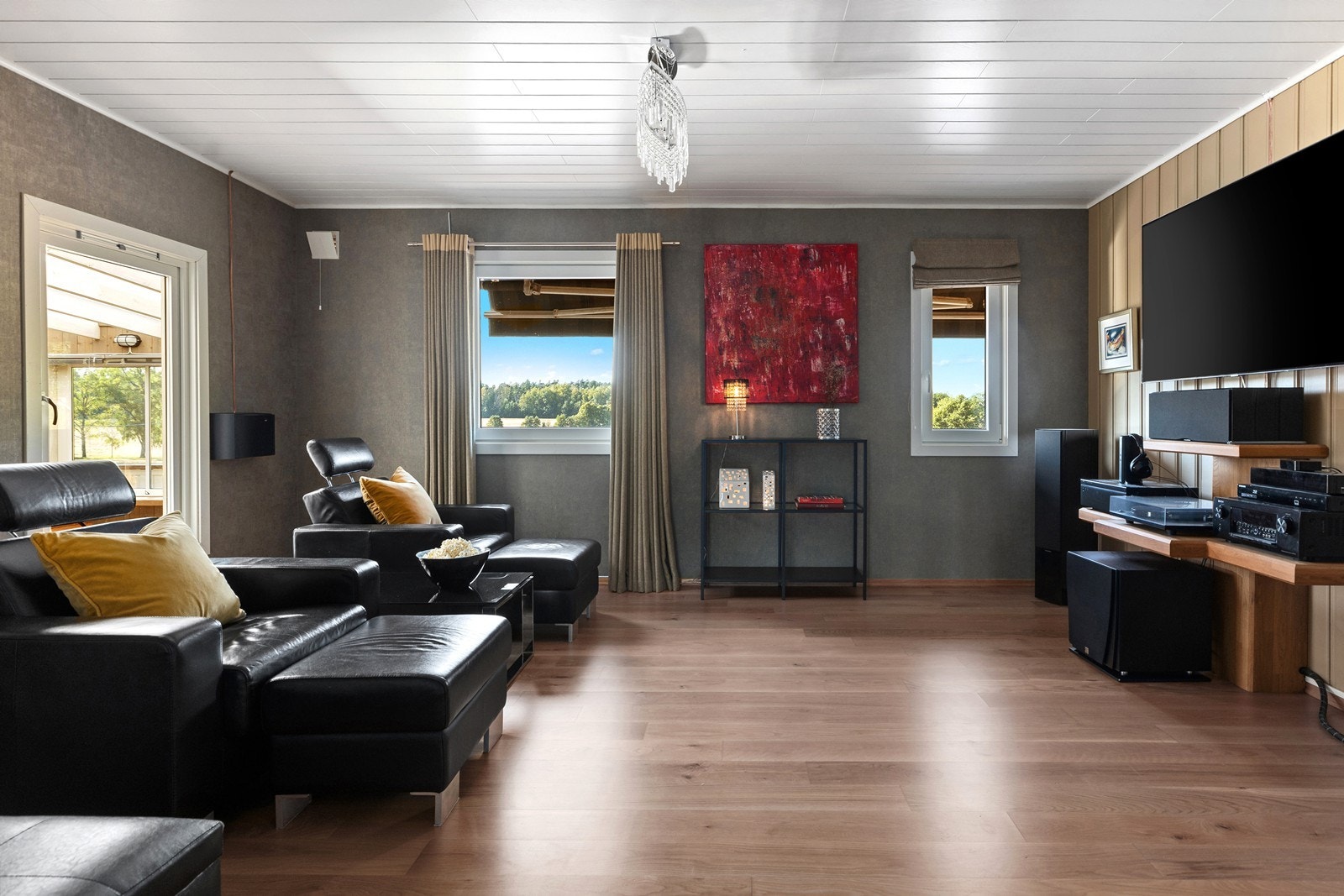 Stor tv-stue. Dette kan man selvsagt velge til soverom dersom man trenger det. ( kanskje til og med to, dersom man bytter ut det lille vinduet med et som er godkjent for soverom) Galleribilde