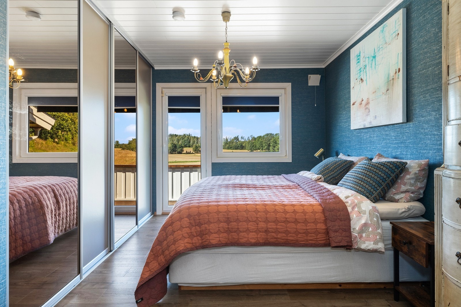 Hovedsoverommet med utgang rett ut i naturen. Rikelig med garderobeplass Galleribilde