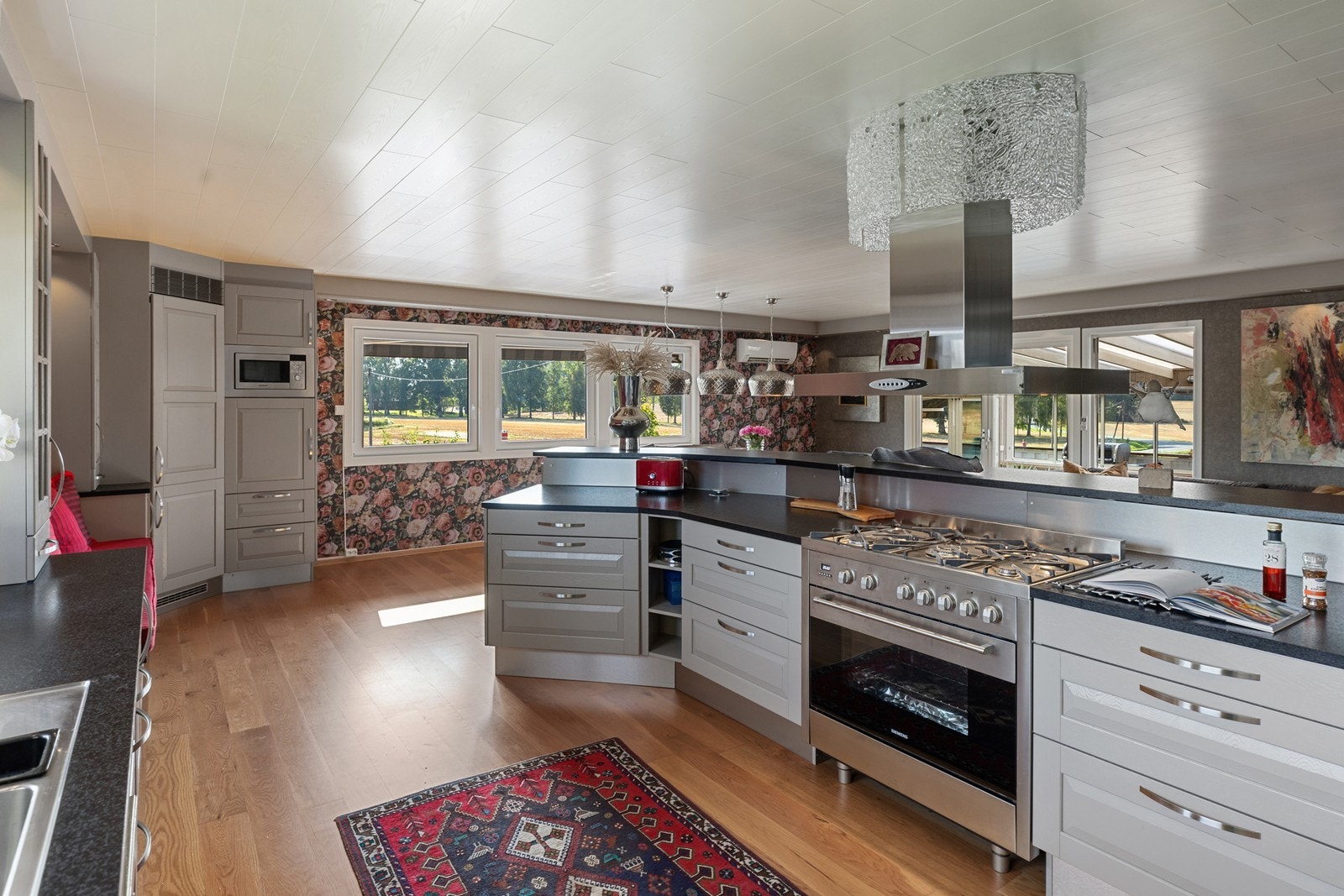 Meget velfungerende kjøkken, rikelig med plass for å lage mat samt å oppbevare kjøkkenredskaper Galleribilde