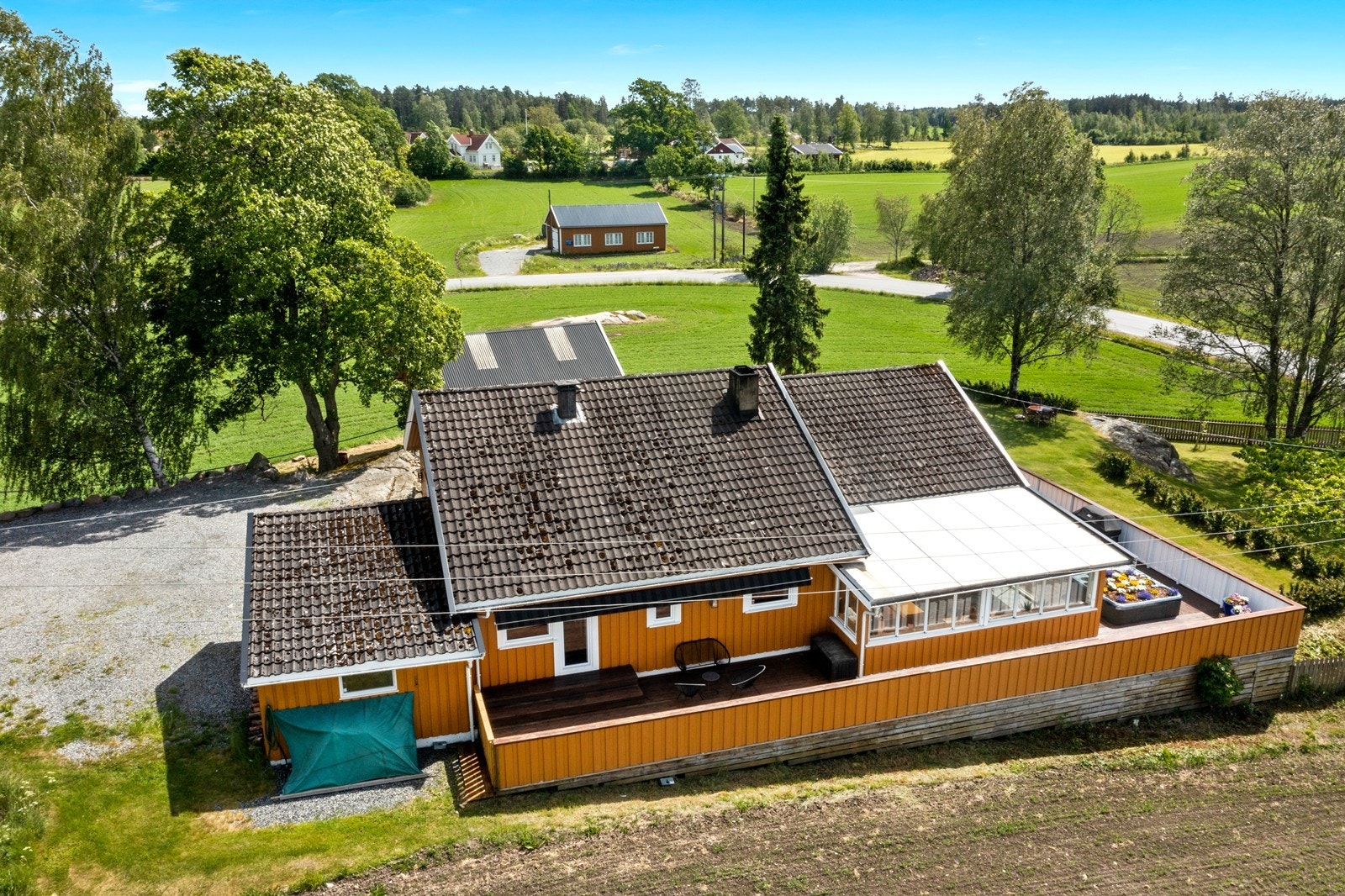 Stor terrasse rundt boligen og alle har gode solforhold. Galleribilde