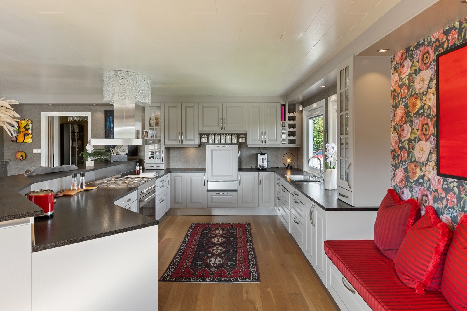 Selv om det er åpen løsning mot resten av stue så er den "barløsningen" smart med tanke på at man ikke må rydde benken før servering. Den tar av litt for "rotet" som måtte stå igjen Galleribilde