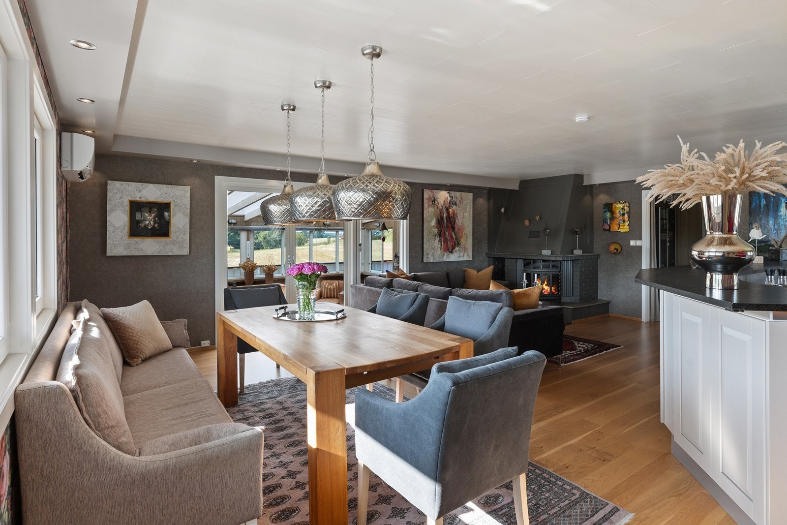 På et småbruk skal man ha plass til et skikkelig spisebord og en god peis Galleribilde