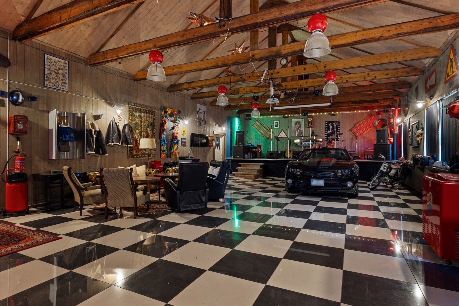 I dag benyttes låven som et samlingssted. Her spilles det opp til dans rett som det er og her samler eierne sine nærmeste når anledningen byr seg. Galleribilde